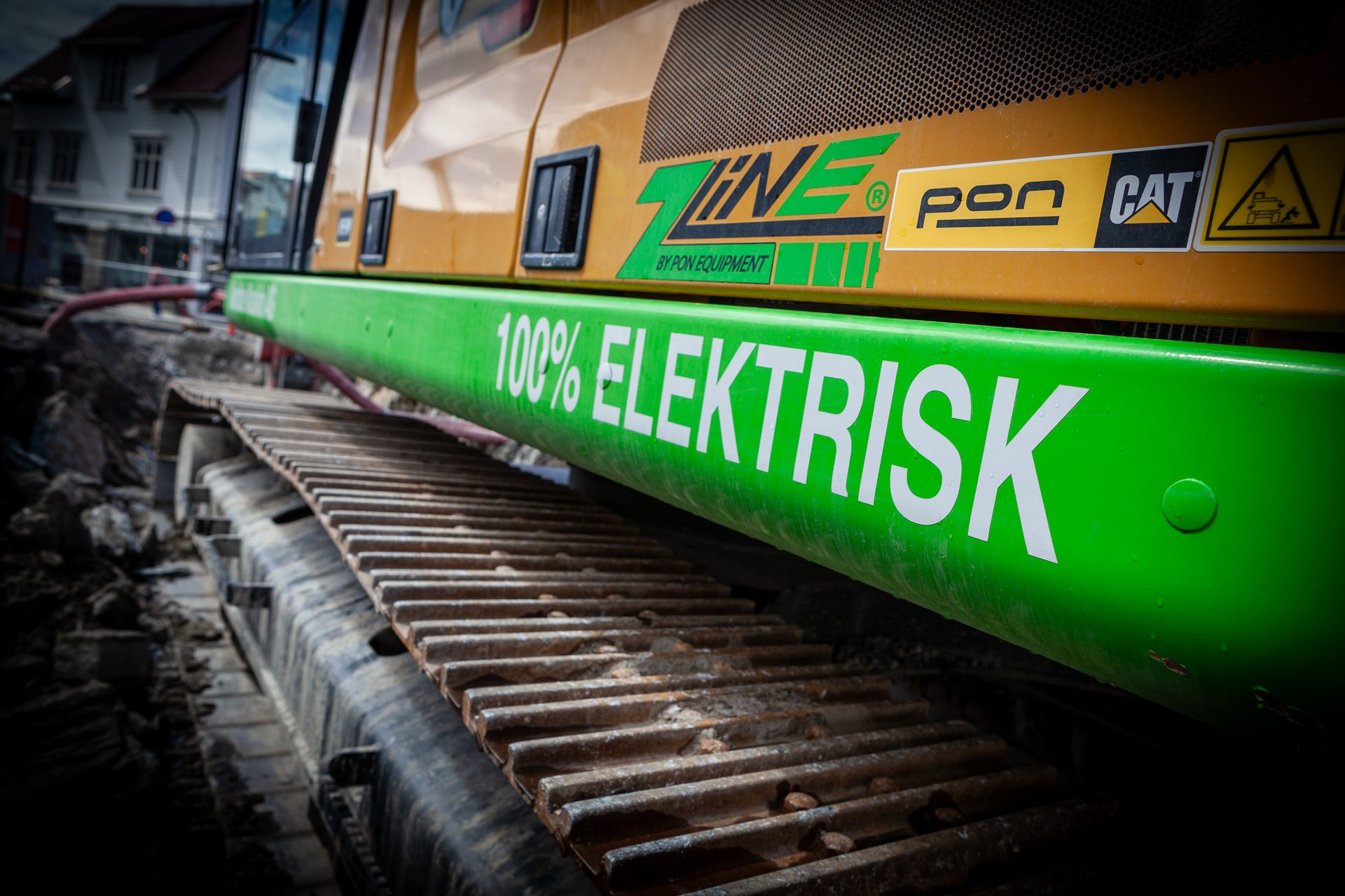 Rolling stock, Automotive lighting, Motor vehicle, Stairs, Track, Railway