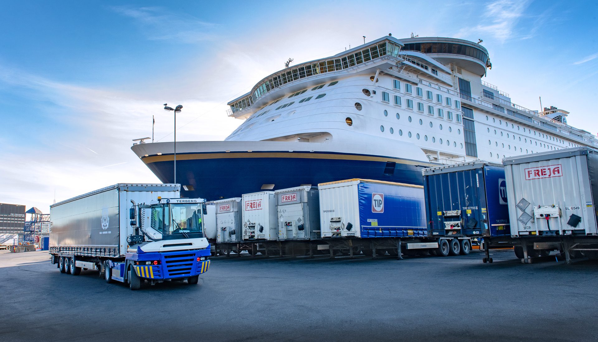 Mode of transport, Naval architecture, Automotive tire, Sky, Cloud, Wheel, Vehicle, Blue, Cruiseferry