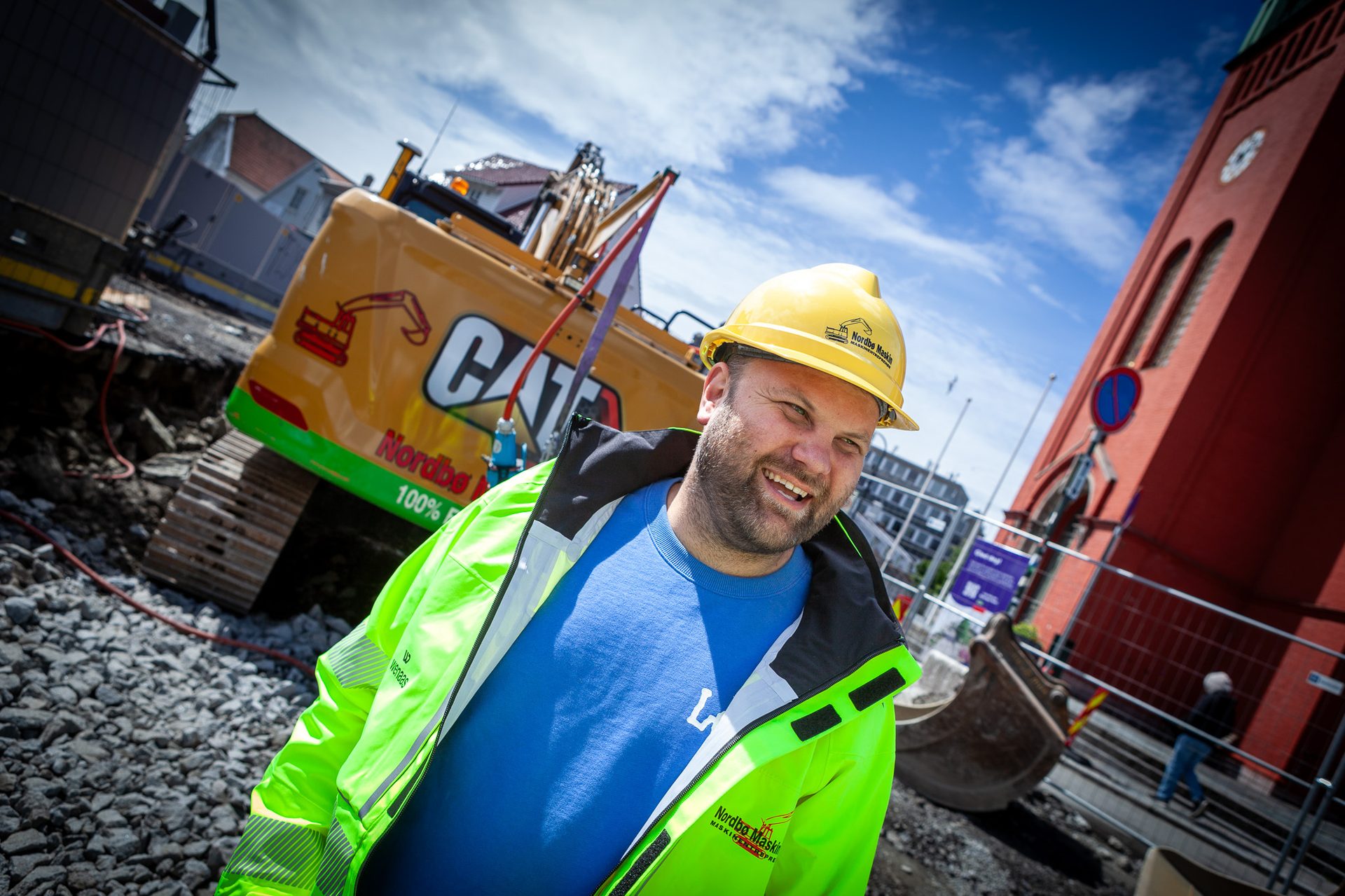 Hard hat, High-visibility clothing, Cloud, Sky, Workwear, Helmet, Asphalt, Engineer, Headgear, Building