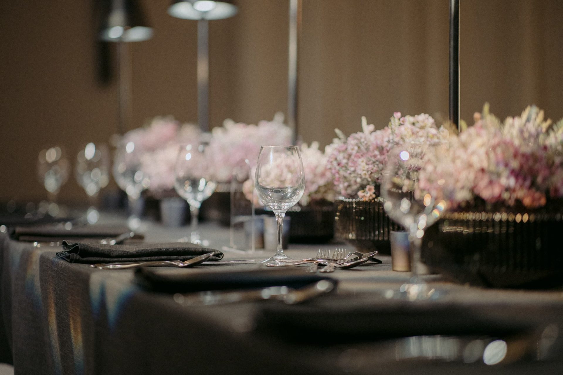 Flower Arranging, Cut flowers, Tableware, Drinkware, Table, Stemware, Centrepiece, Floristry, Glass
