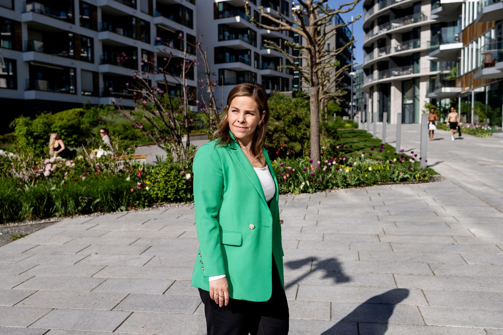 Plant, Building, Daytime, Window, Fashion, Sleeve, Waist, Leisure, Travel