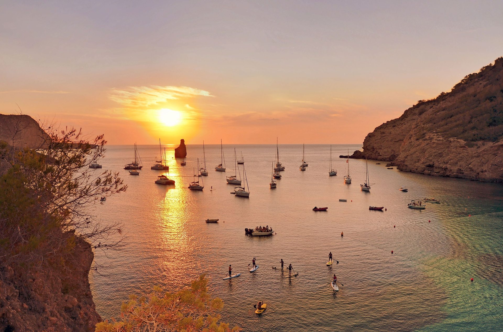 Coastal and oceanic landforms, Geological formation, Rock, Coast, Watercraft, Sea, Terrain, Headland, Ocean, Boat