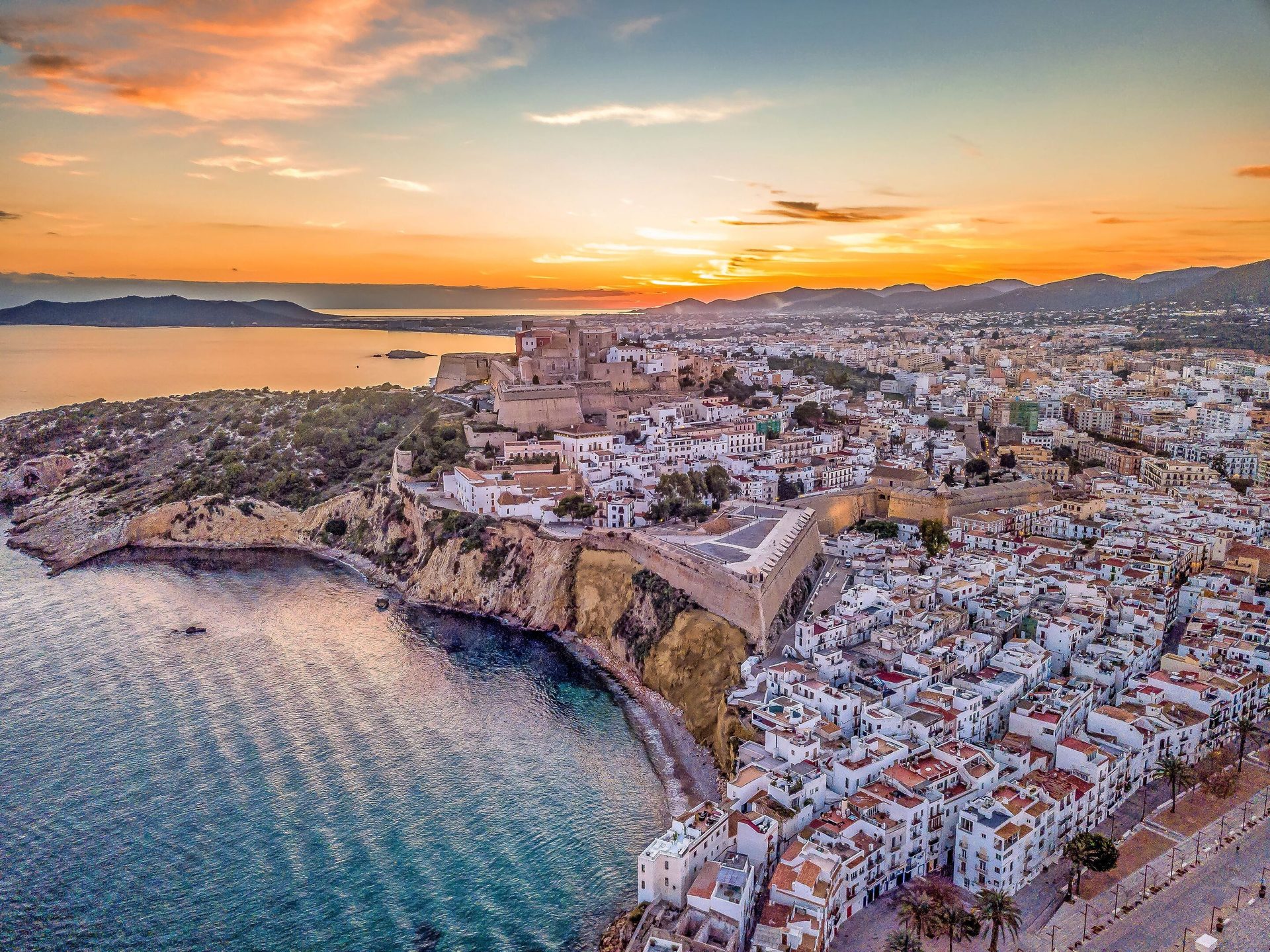 Coastal and oceanic landforms, Body of water, Horizon, Coast, City, Sea, Summer, Landscape