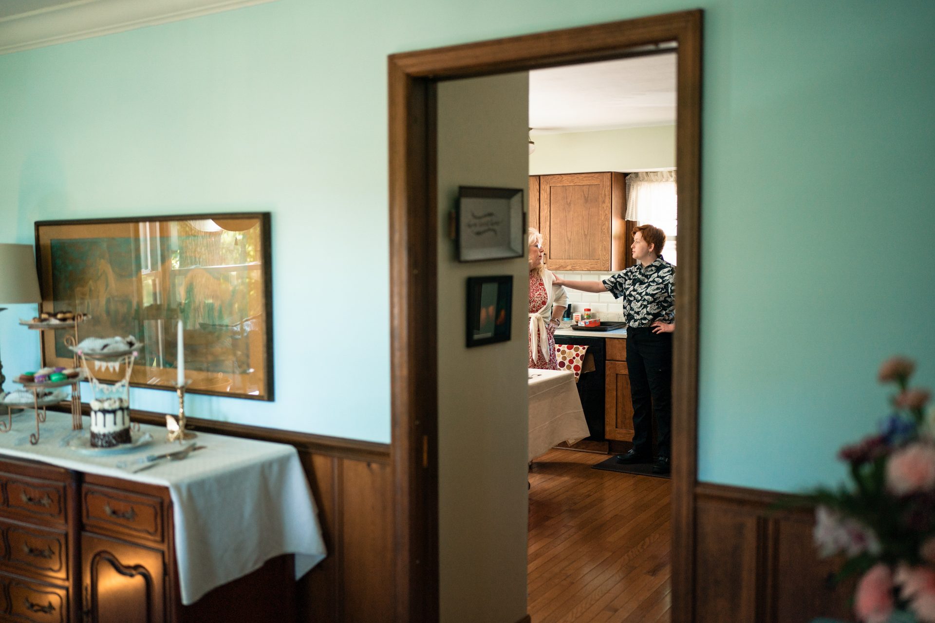 Picture frame, Bathroom cabinet, Interior design, Property, Cabinetry, Plant, Countertop, Wood, Lighting, Building