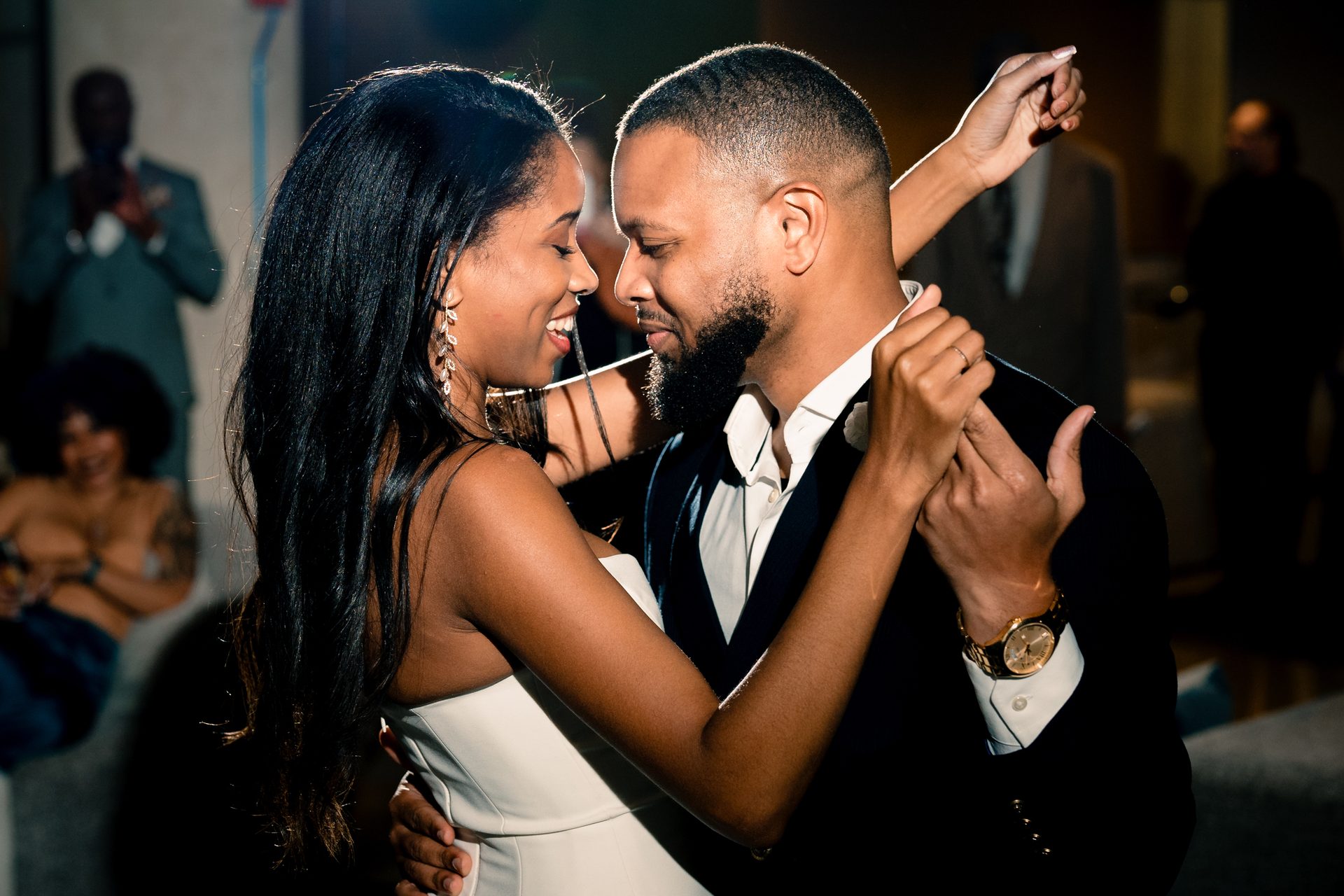 Flash photography, Performing arts, Smile, Tie, Happy, Gesture, Entertainment