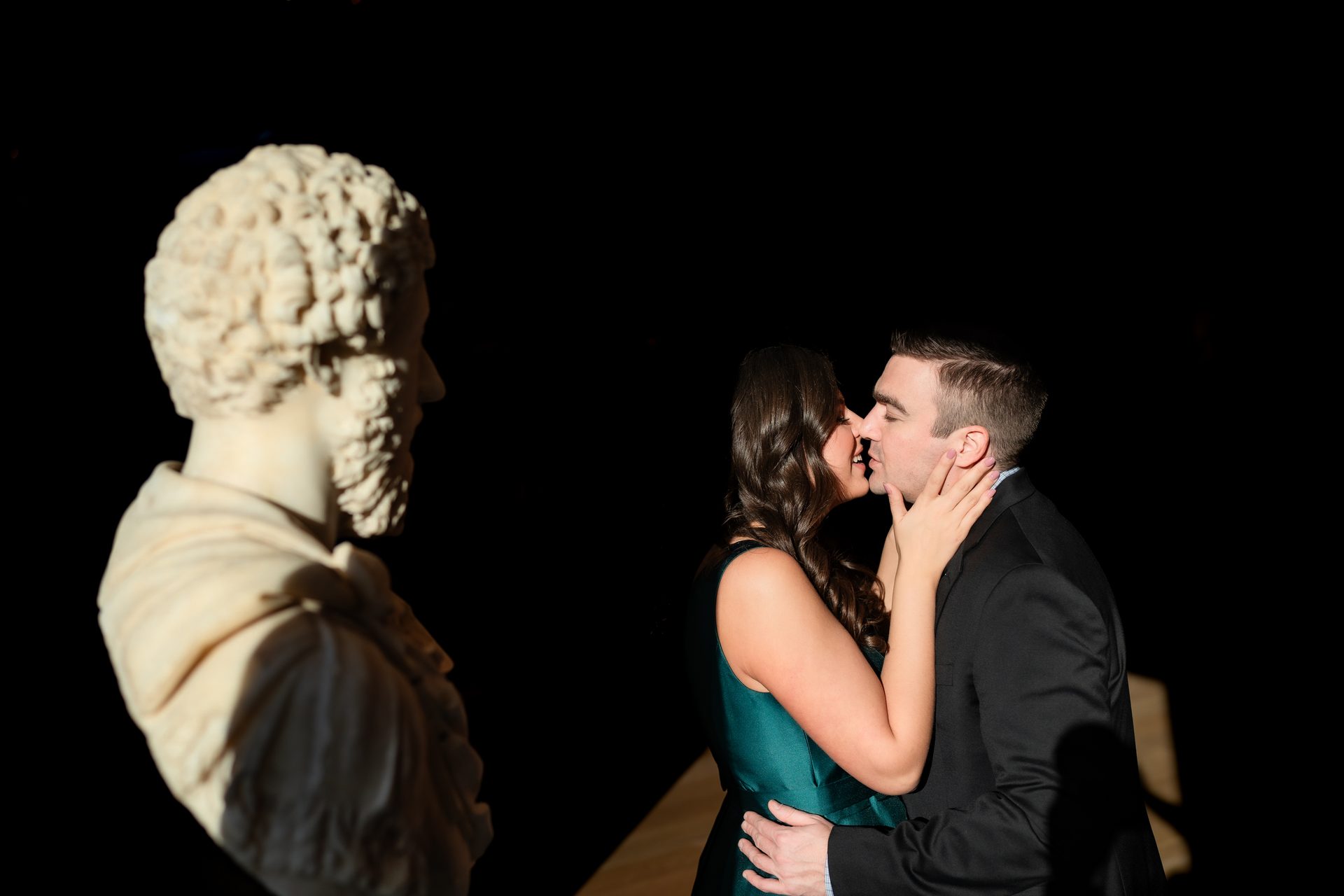 Human body, Flash photography, Performing arts, Gesture, Sculpture, Entertainment