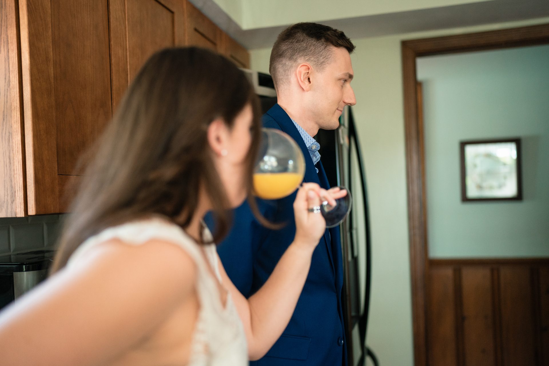 Picture frame, Arm, Shoulder, Standing, Gesture, T-shirt