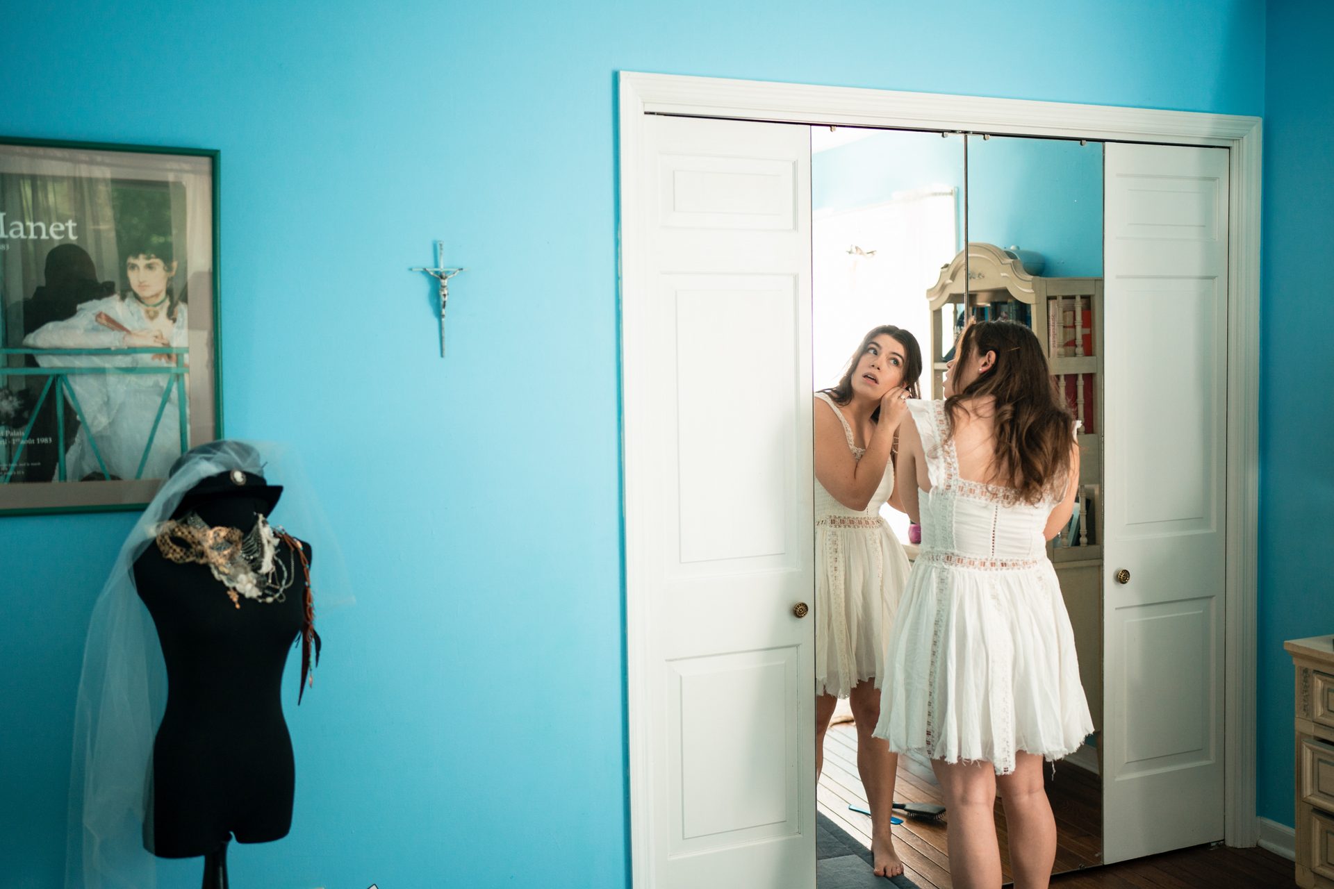 One-piece garment, Picture frame, Flash photography, Joint, Hairstyle, Shoulder, Blue, Sleeve, Door, Gesture