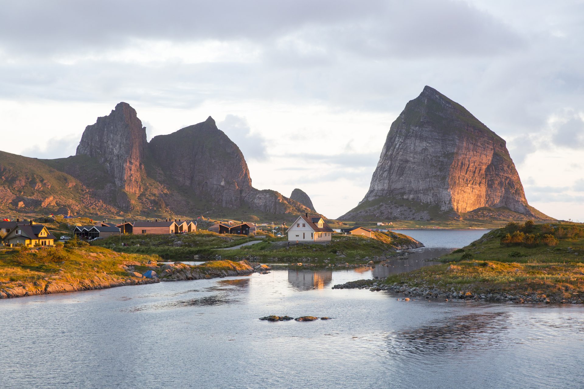 Coastal and oceanic landforms, Natural landscape, Cloud, Water, Sky, Mountain, Ecoregion, Highland, Lake, Terrain