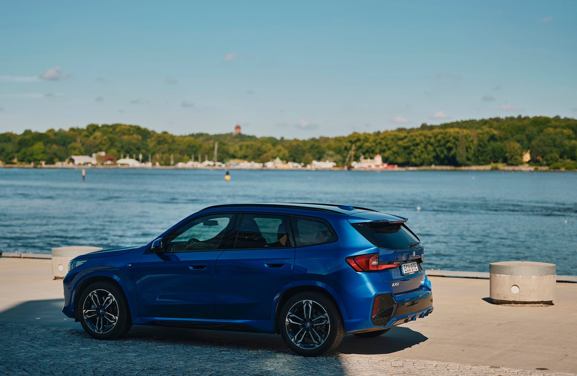 Automotive tire, Water, Wheel, Sky, Car, Vehicle, Window, Azure