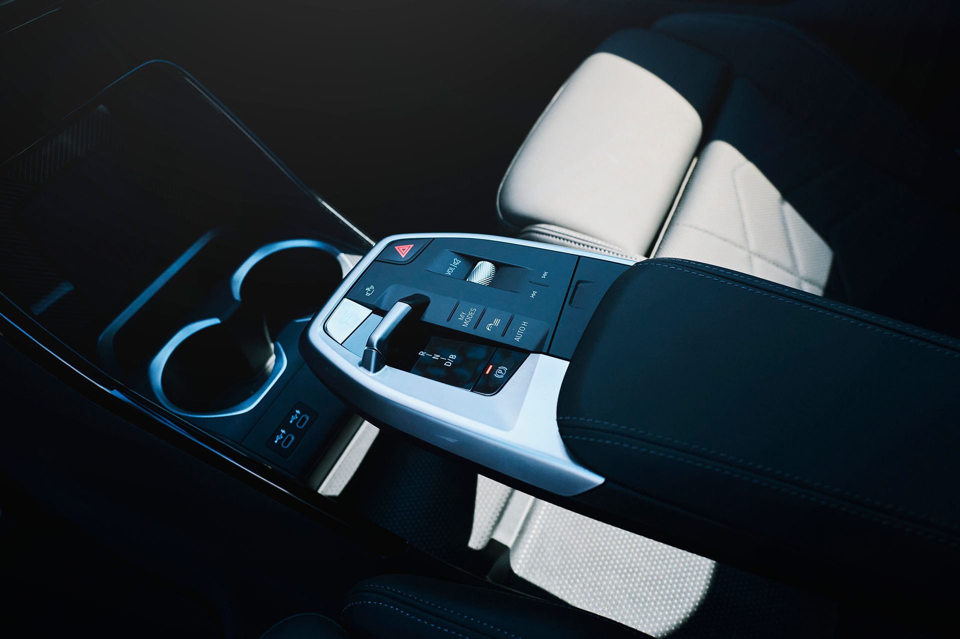 Personal luxury car, Gear shift, Steering part, Motor vehicle, Automotive design