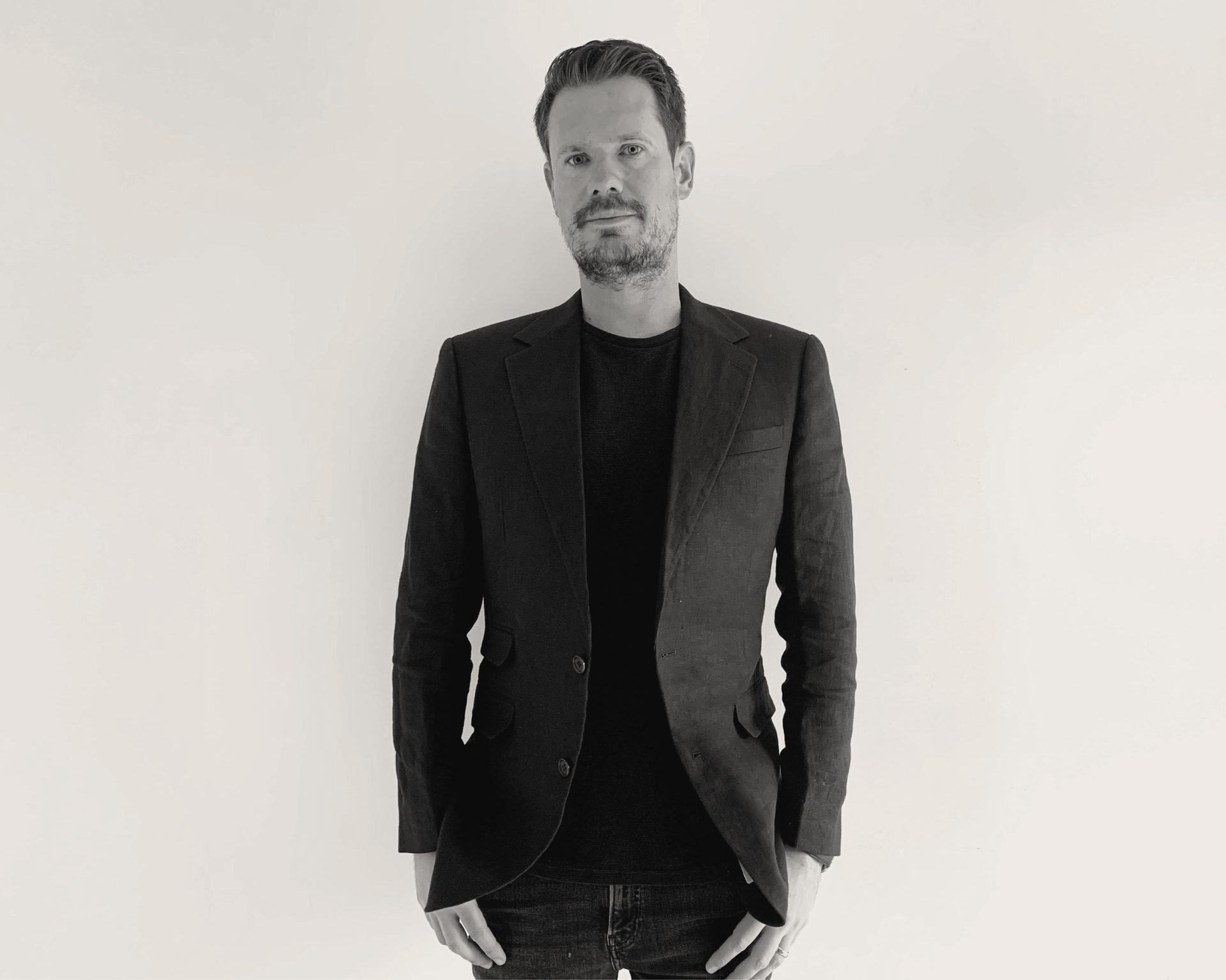 Formal wear, Facial hair, Sleeve, Collar, Shoulder, Blazer, Standing, Fashion, Pocket, Button