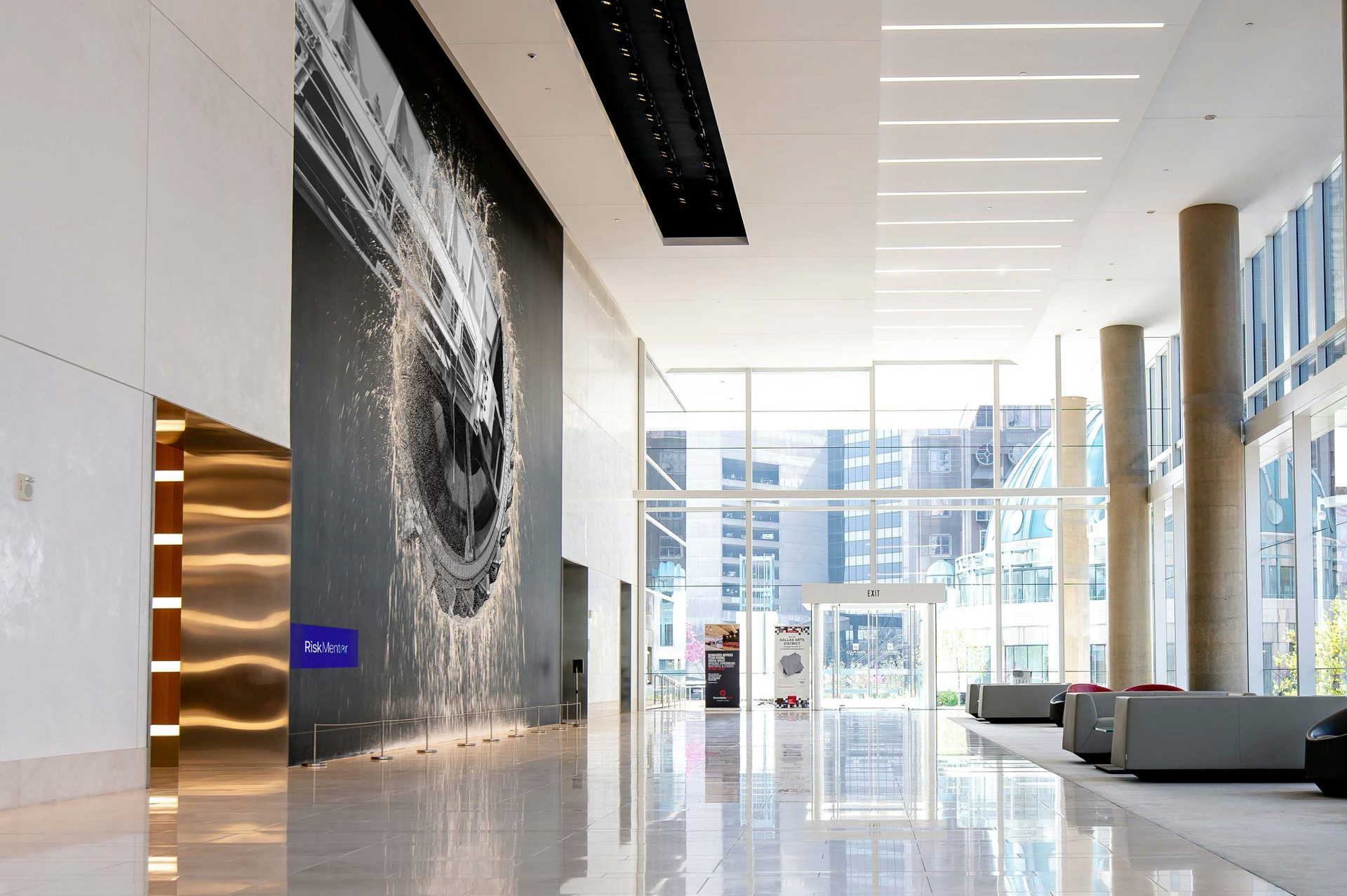 Interior design, Composite material, Commercial building, Flooring, Floor, Ceiling, Architecture, Glass, Lighting, Lobby
