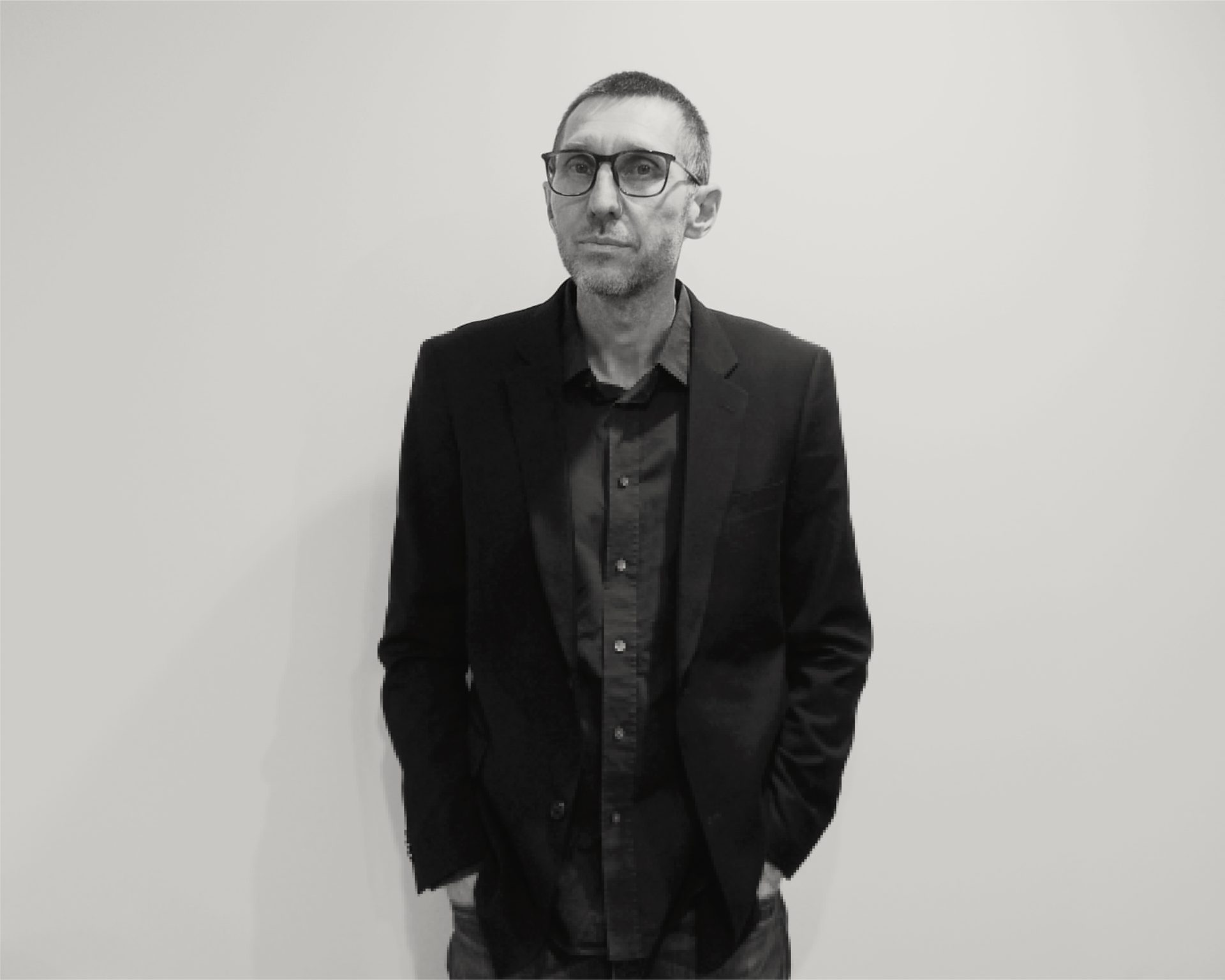 Vision Care, Formal wear, Eyewear, Sleeve, Glasses, Collar, Jaw, Blazer, Button, Standing