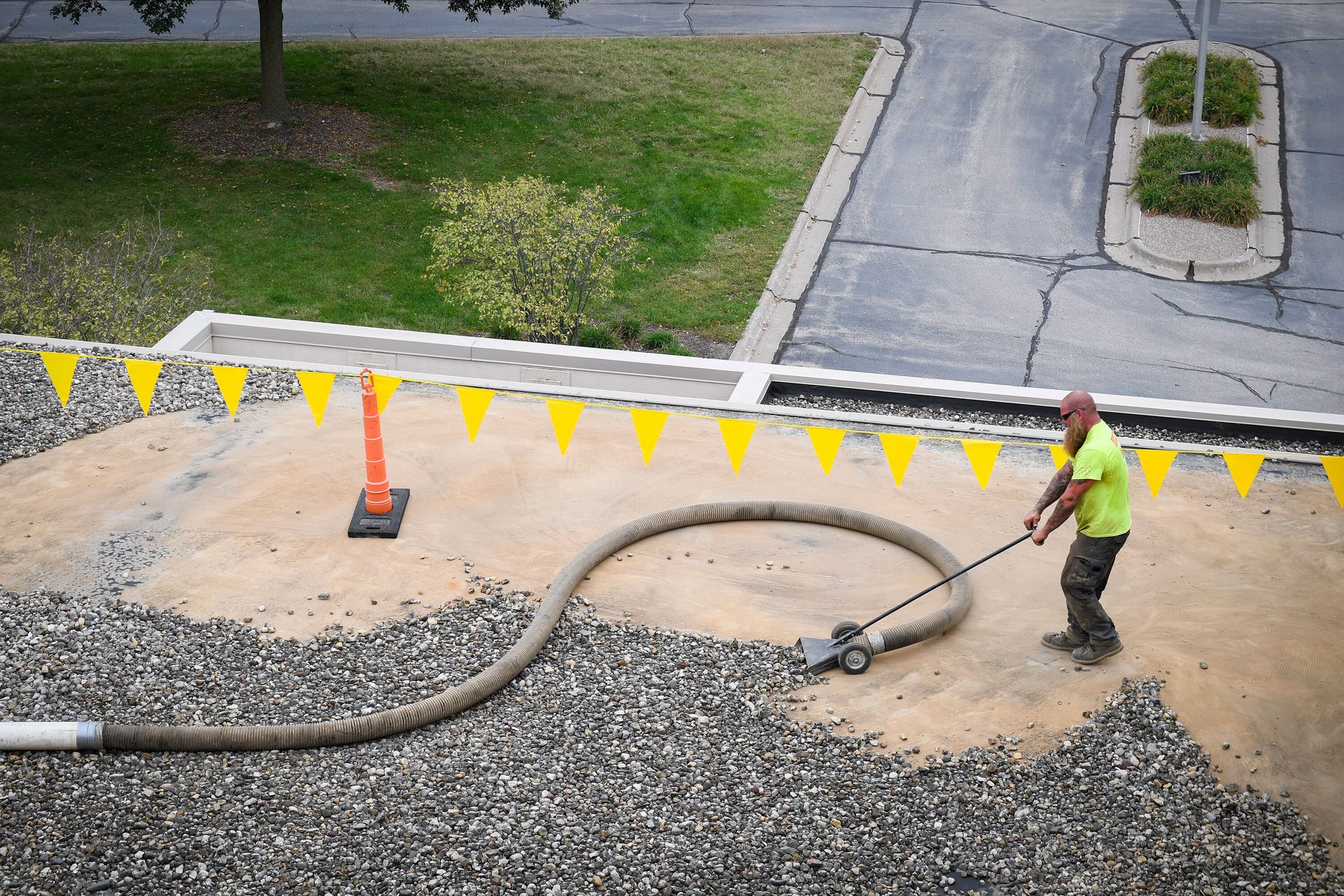 Road surface, High-visibility clothing, Composite material, Plant, Infrastructure, Asphalt, Slope, Window, Grass