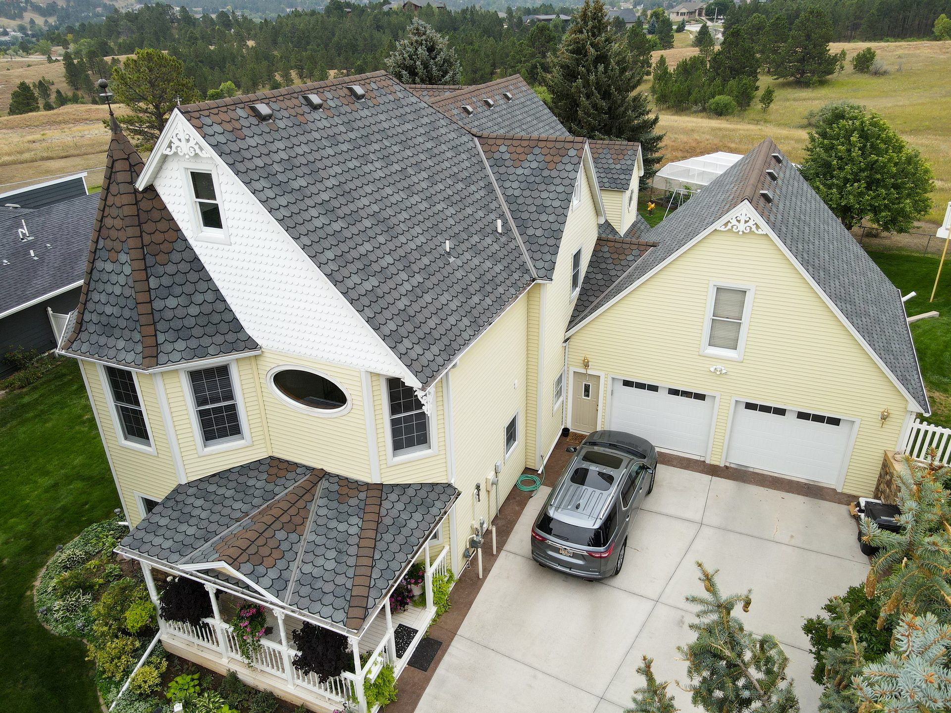 Land lot, Building, Vehicle, Property, Plant, Window, Car, House, Tree, Architecture