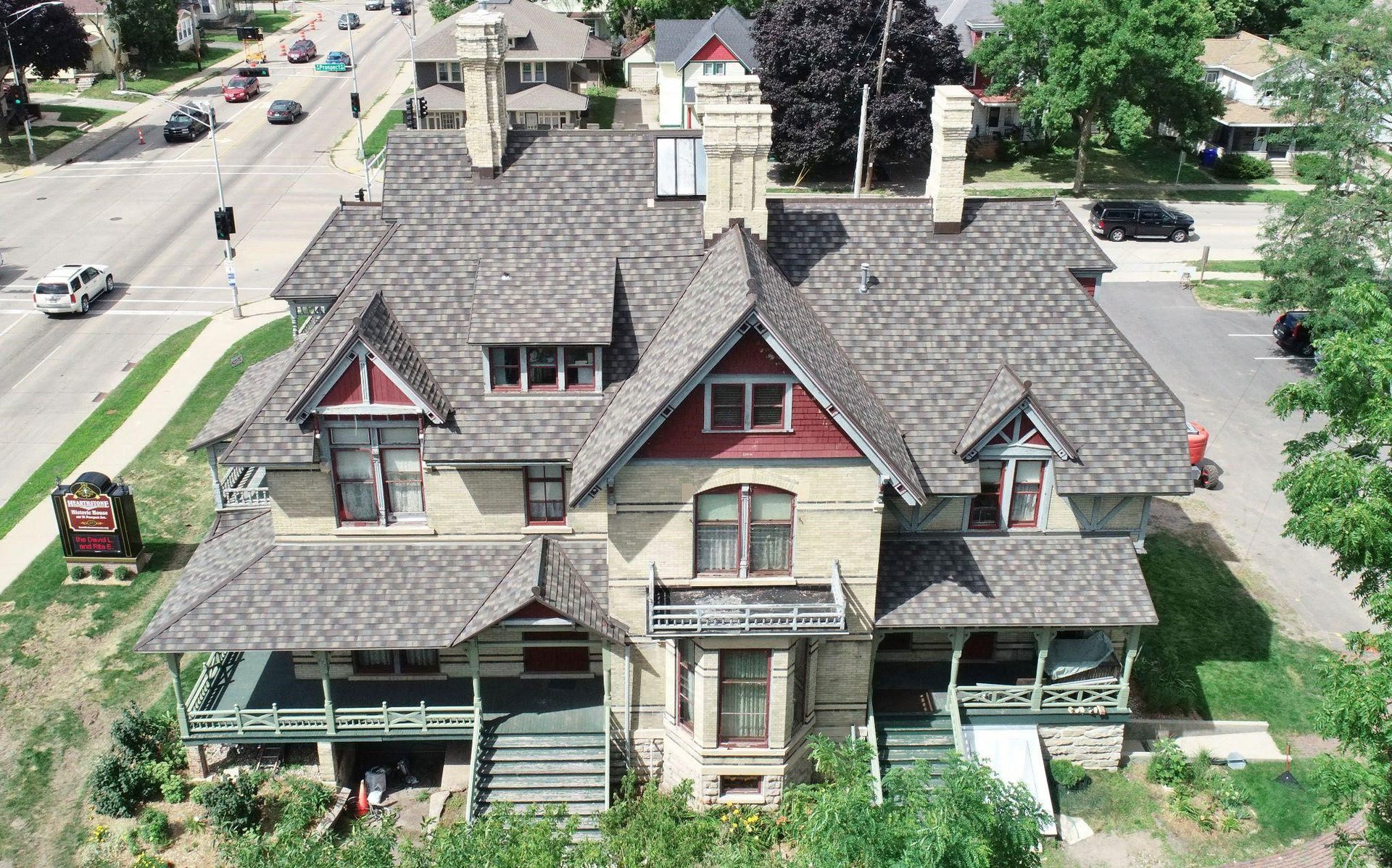Land lot, Urban design, Plant, Window, Building, House, Car, Tree, Neighbourhood, Cottage