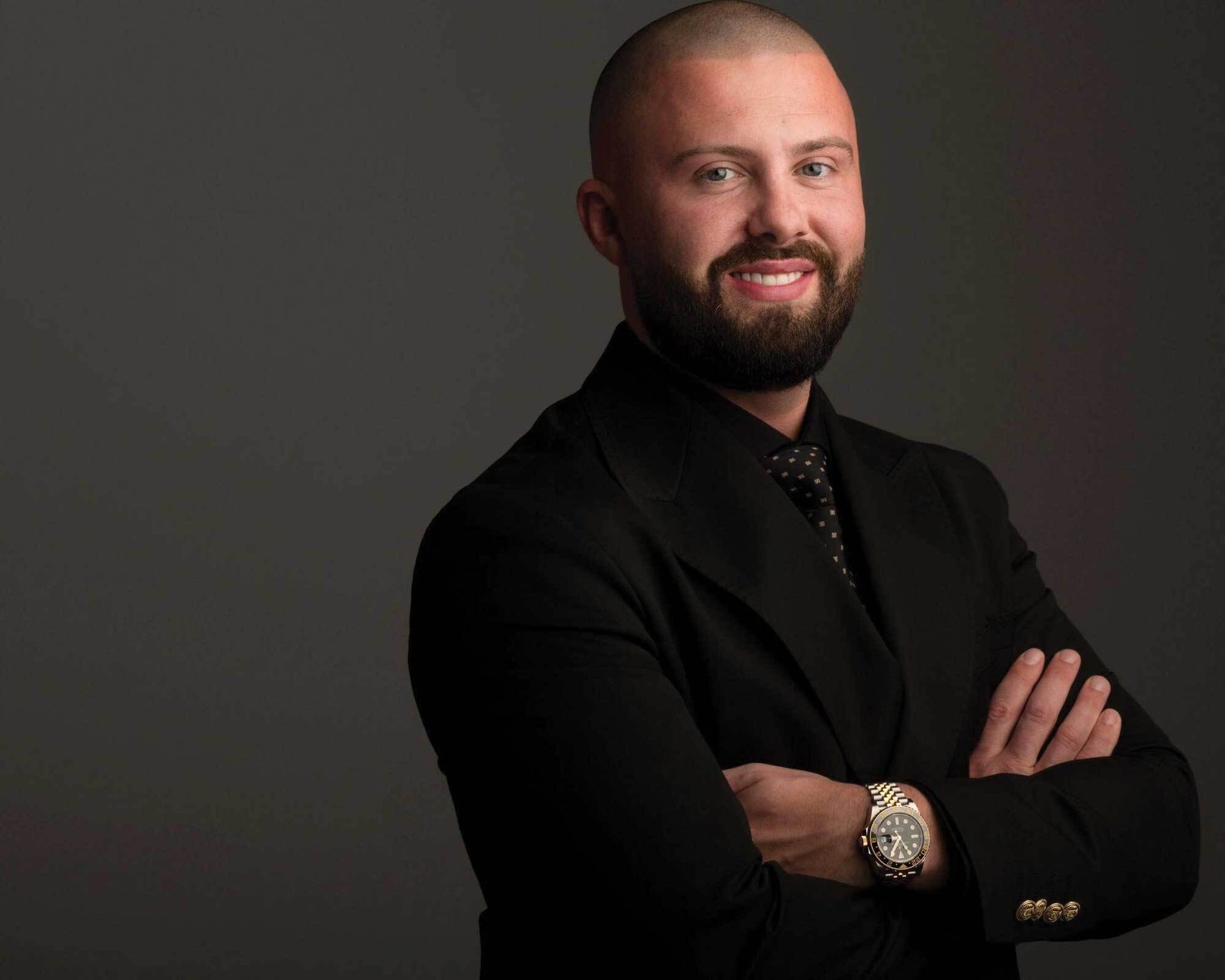 Flash photography, Dress shirt, Watch, Smile, Beard, Sleeve, Gesture, Collar, Grey
