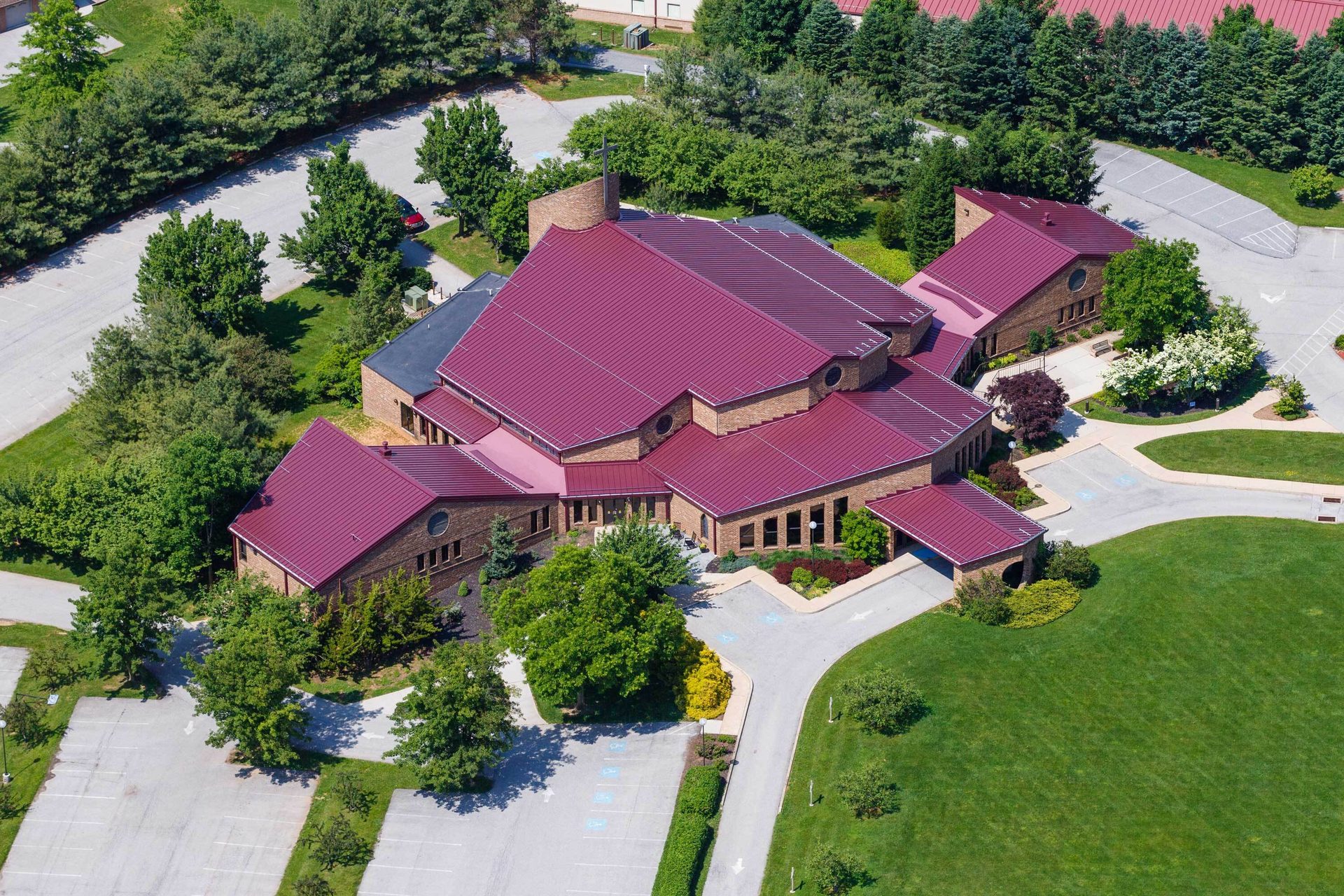 Land lot, Urban design, Building, Plant, Property, House, Tree, Cottage, Leisure, Grass