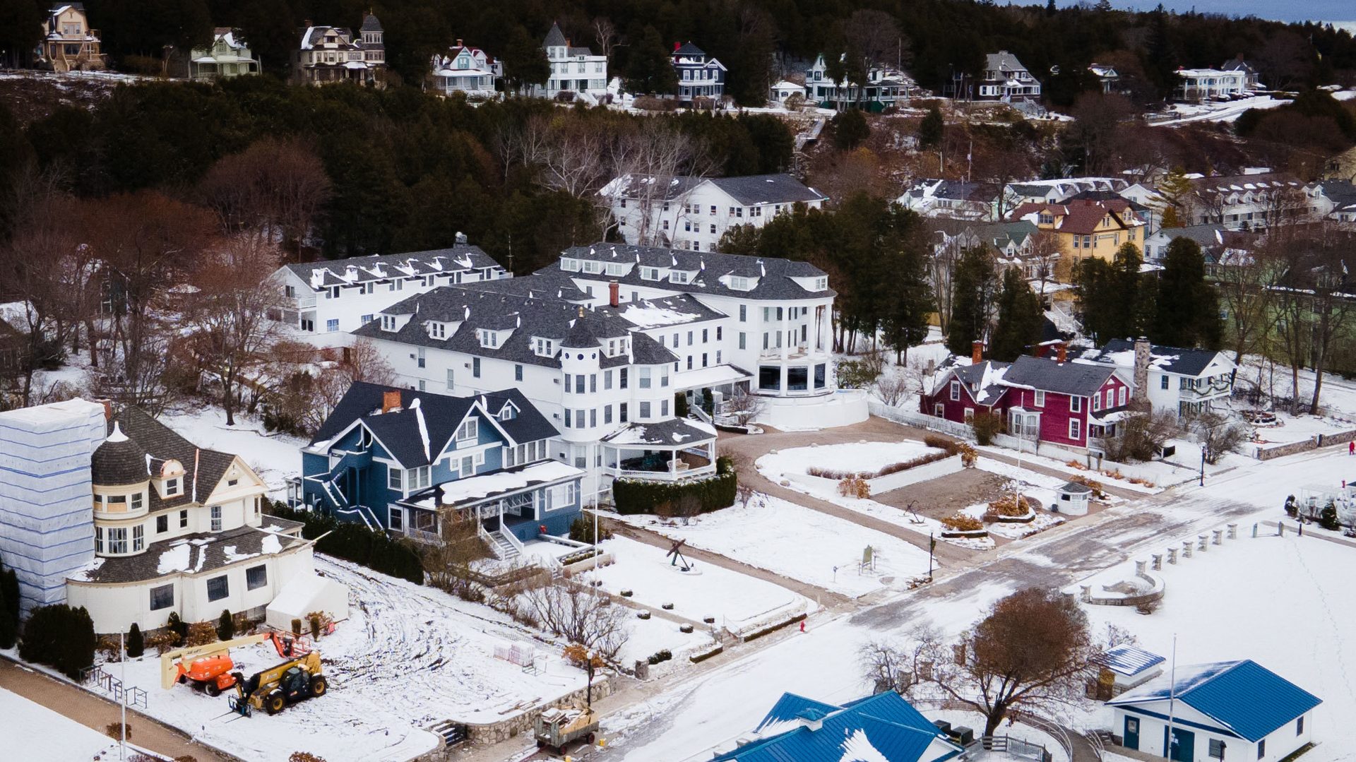 Public space, Residential area, Building, Snow, Window, World, House, Tree, Neighbourhood, Freezing
