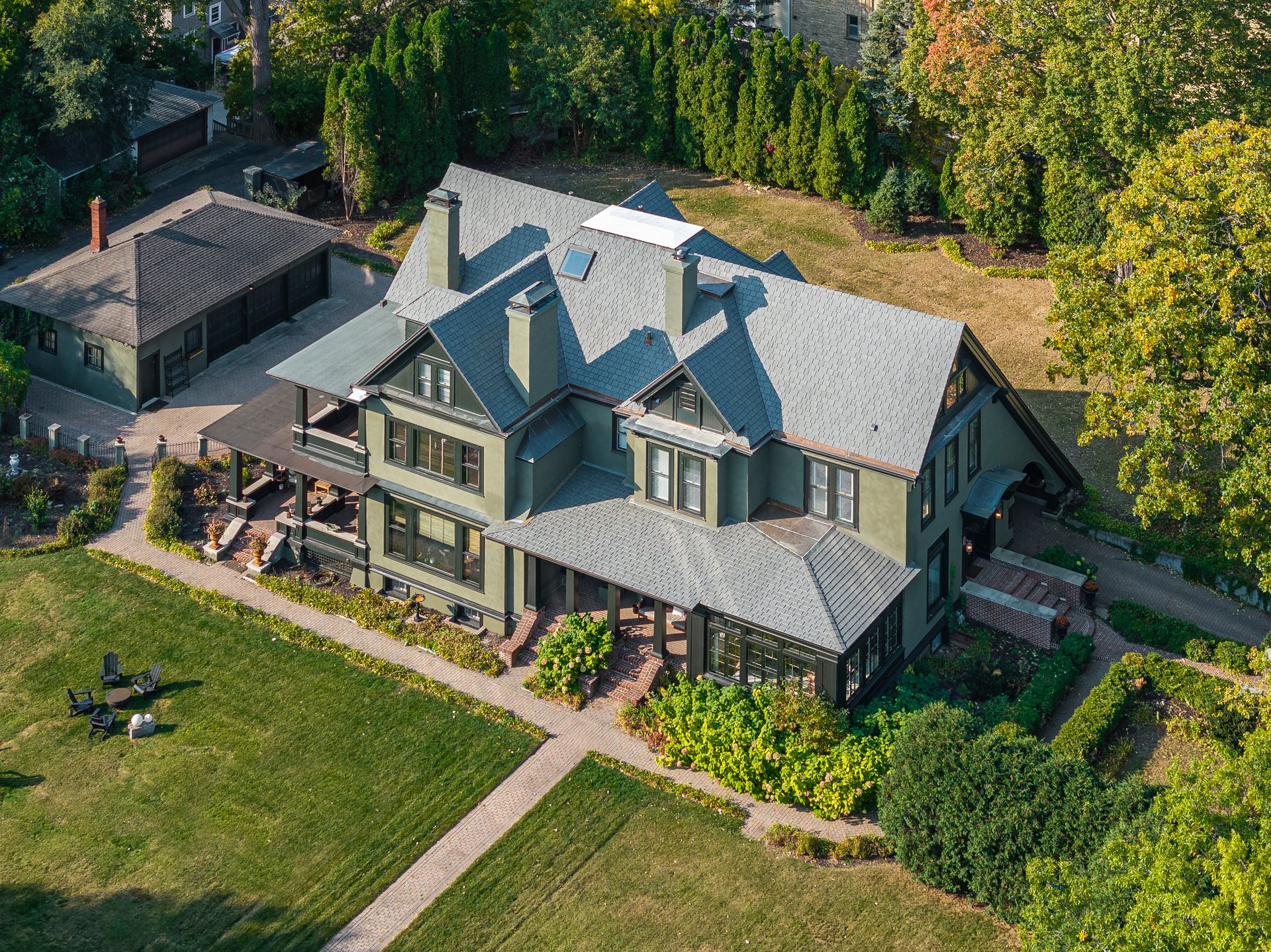 Residential area, House, Home, Roof, Estate, Porch, Cottage, Farmhouse, Siding, Mansion