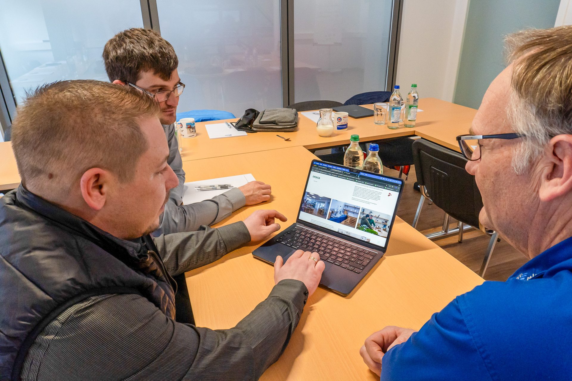 Electronic device, Personal computer, Office Equipment, Laptop, Furniture, Shirt, Table, Desk