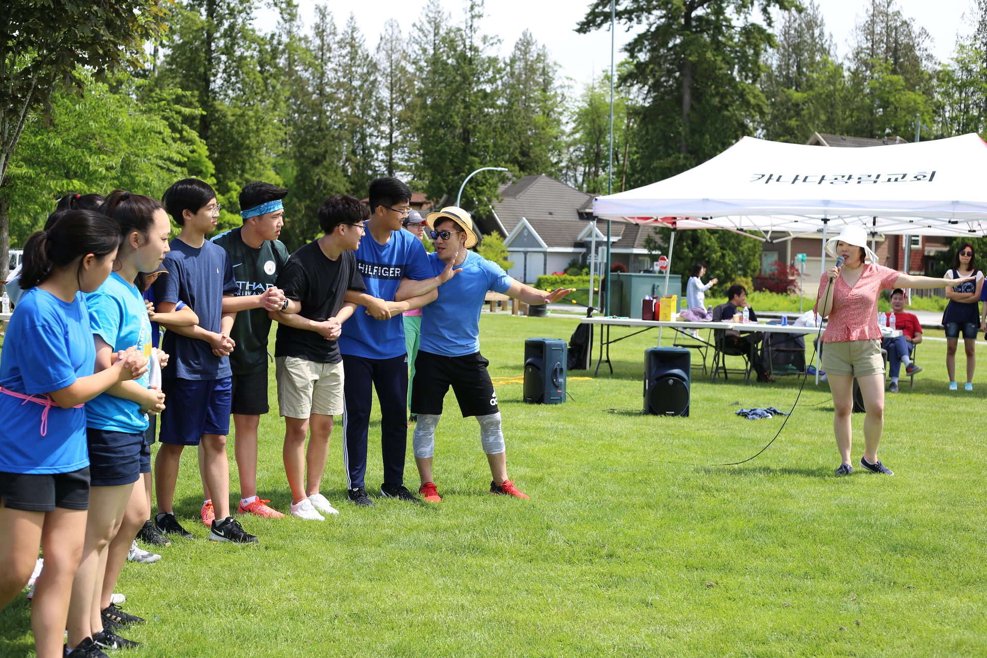 Public space, Shorts, Tree, Plant, Leisure, Sky