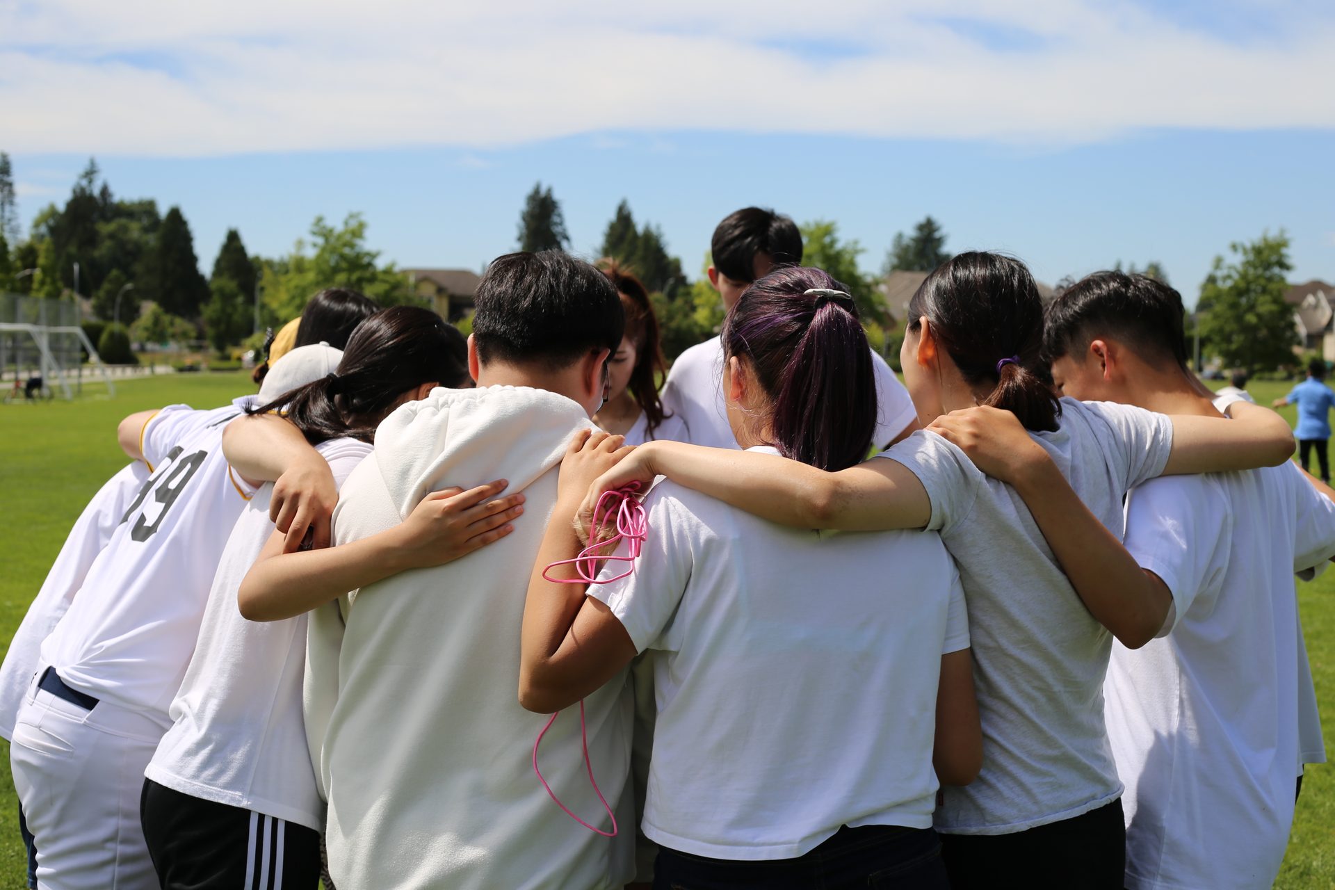 Sky, Arm, Shirt, Cloud, Tree, Gesture, T-shirt, Interaction, Shorts