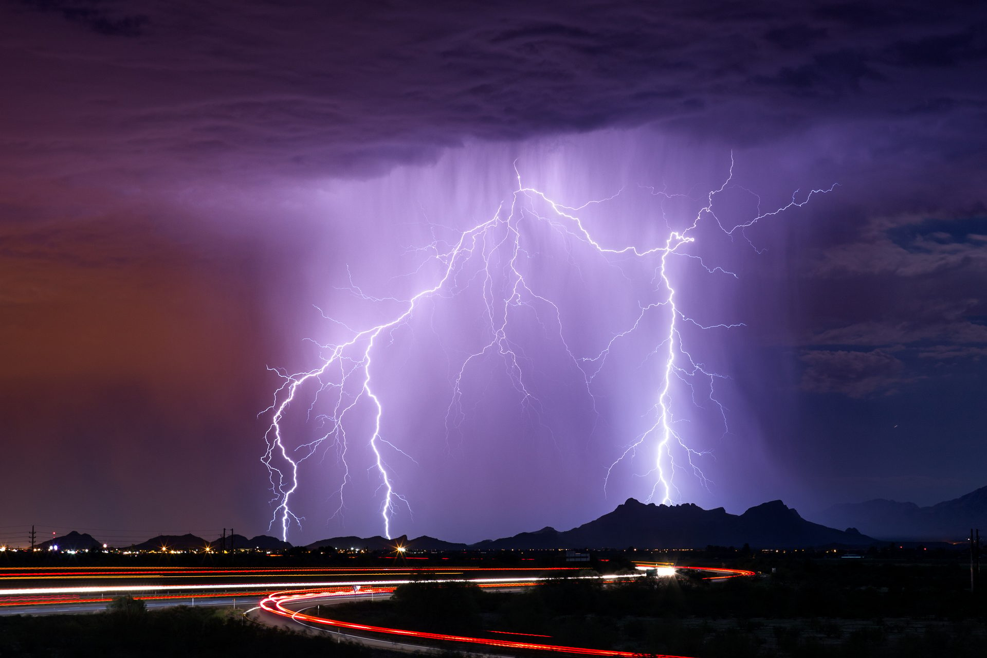 Natural environment, Cloud, Lightning, Sky, Thunder, Atmosphere, Daytime, Thunderstorm, Ecoregion, Light