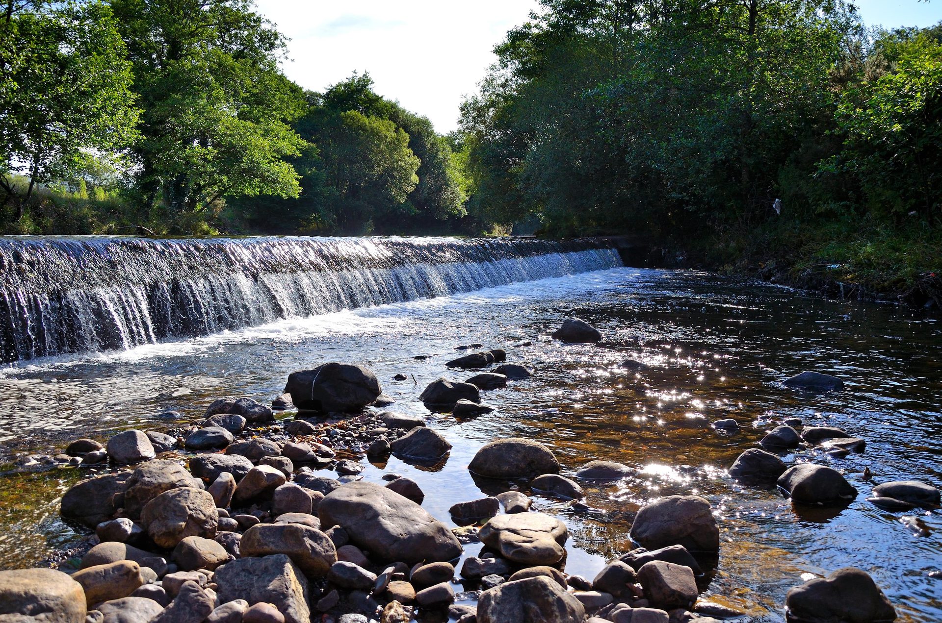 Fluvial landforms of streams, Natural landscape, Riparian zone, Water, Sky, Tree, Plant, Waterfall, Watercourse, Bank