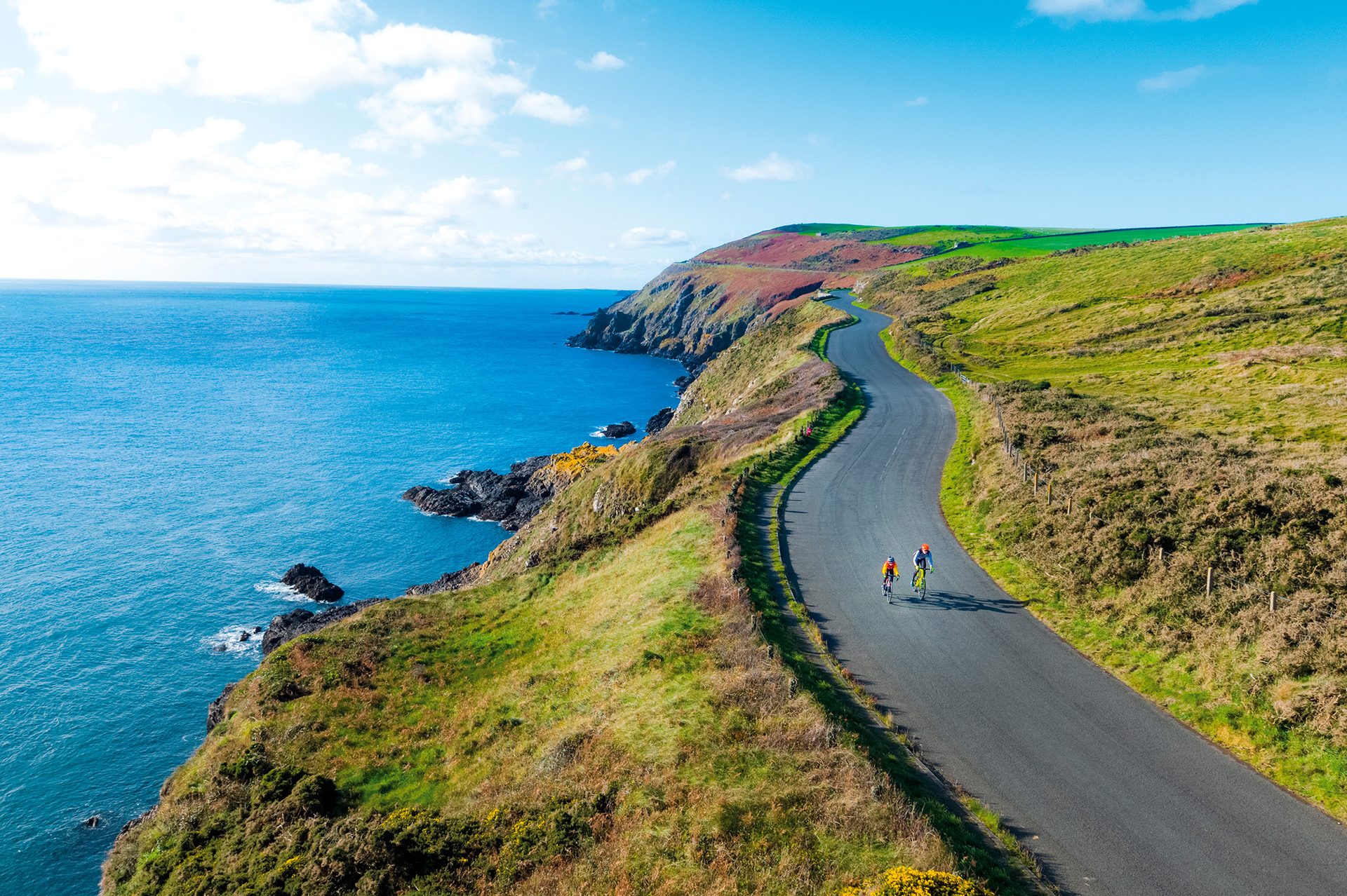 Coastal and oceanic landforms, Natural landscape, Water, Cloud, Sky, Terrain, Slope, Horizon