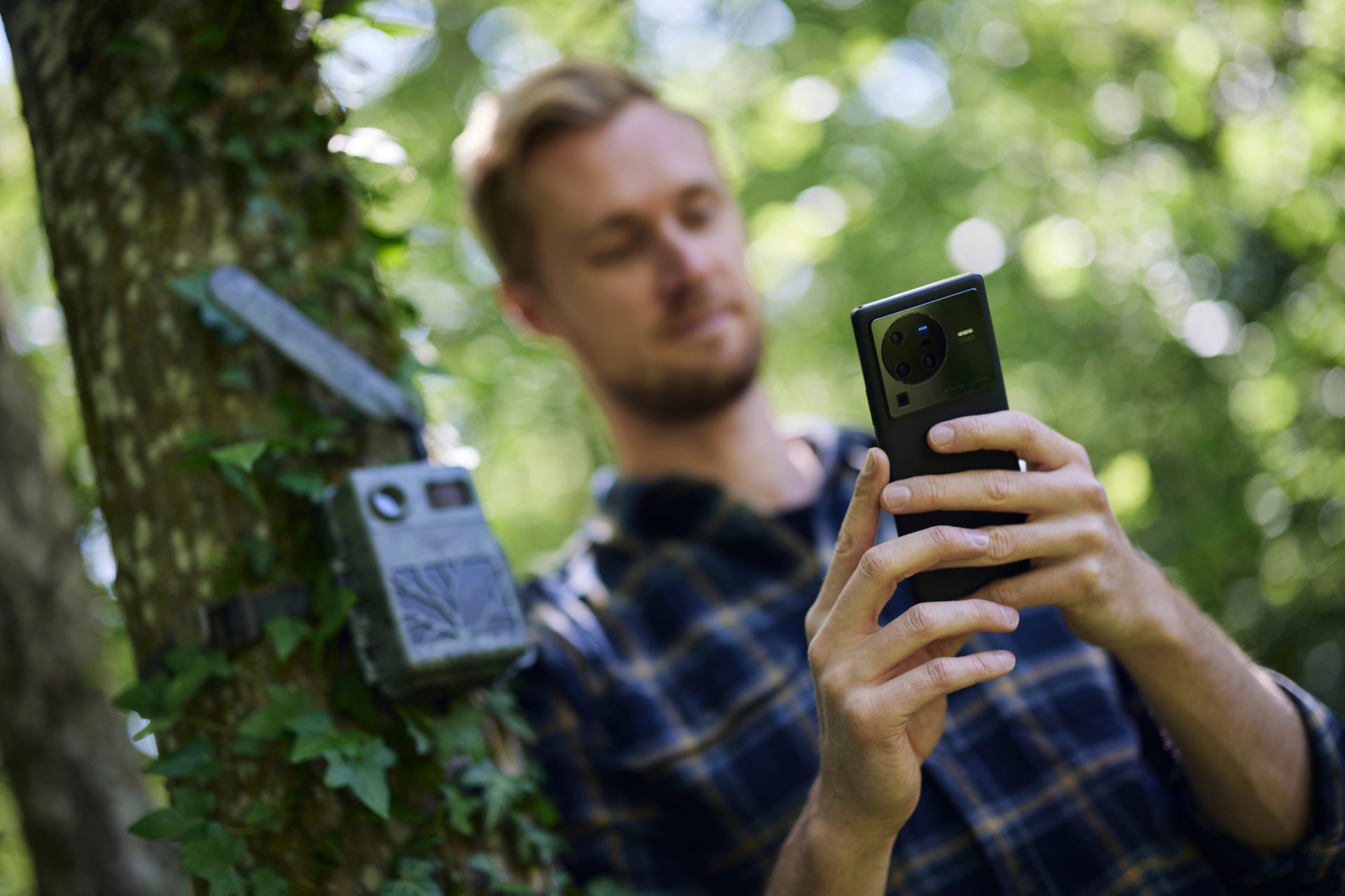 Communication Device, Woody plant, Photographer, Tree, Sunlight, Eyewear, Wood, Gadget, Beard, Grass
