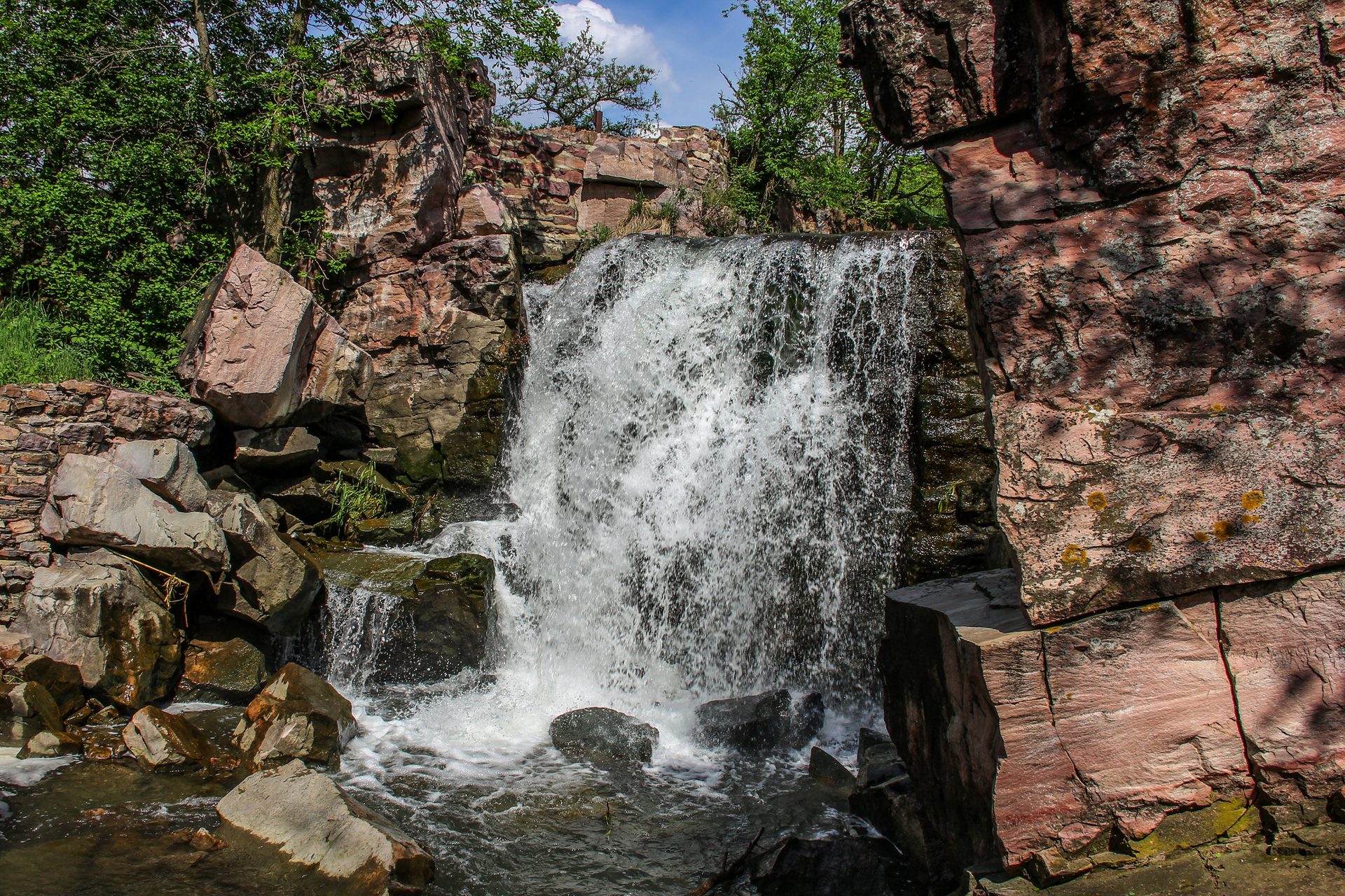 Fluvial landforms of streams, Water resources, Natural landscape, Plant, Bedrock, Waterfall, Sky, Tree, Watercourse