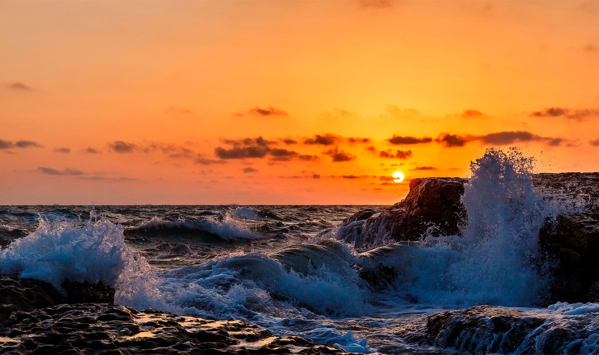 Coastal and oceanic landforms, Natural landscape, Water, Cloud, Sky, Afterglow, Fluid, Dusk, Horizon