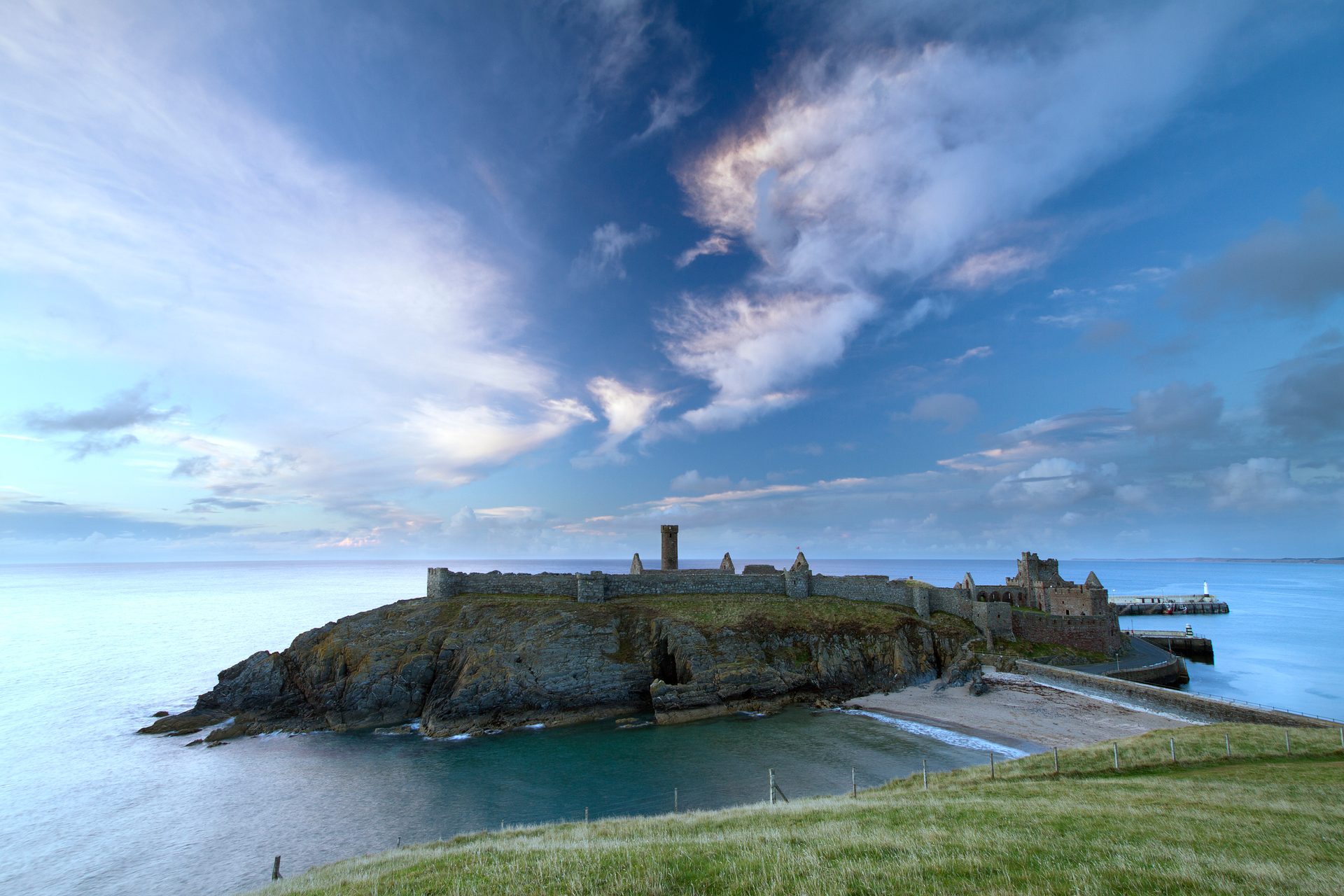 Coastal and oceanic landforms, Natural landscape, Cloud, Water, Sky, Terrain, Horizon