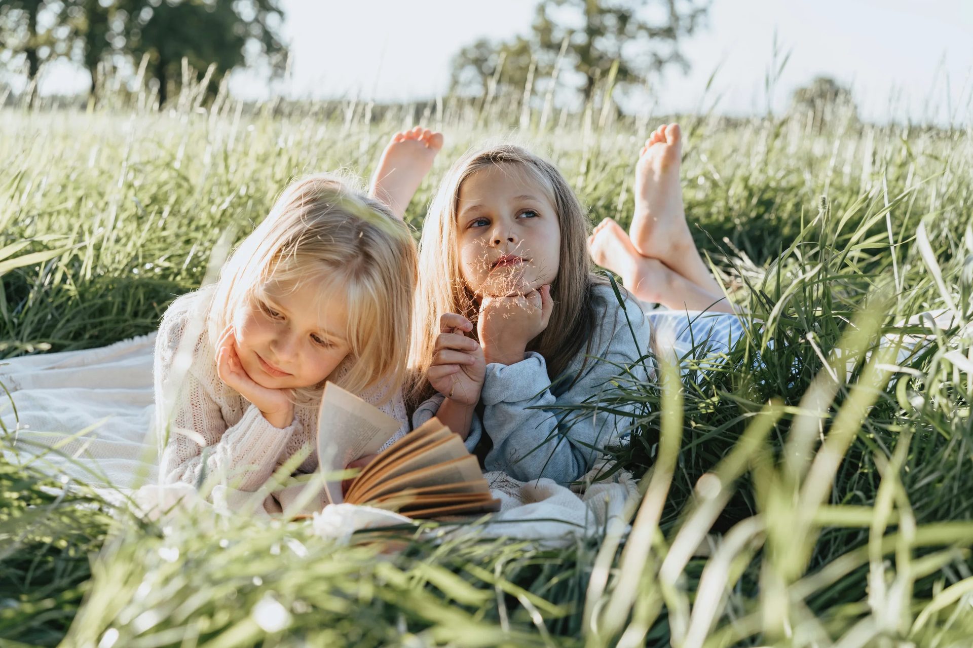 People in nature, Natural landscape, Head, Plant, Happy, Gesture, Sunlight, Sky, Leisure, Grass