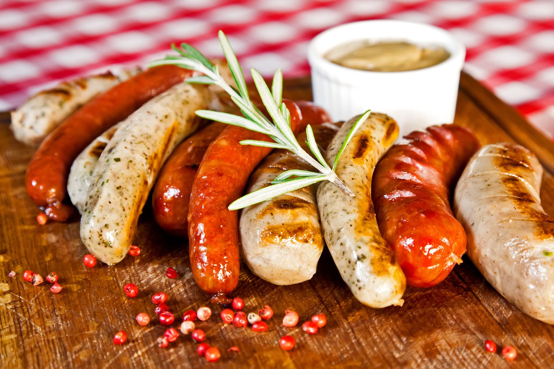 Italian sausage, Food, Cervelat, Tableware, Mettwurst, Bockwurst, Knackwurst, Ingredient, Loukaniko, Recipe