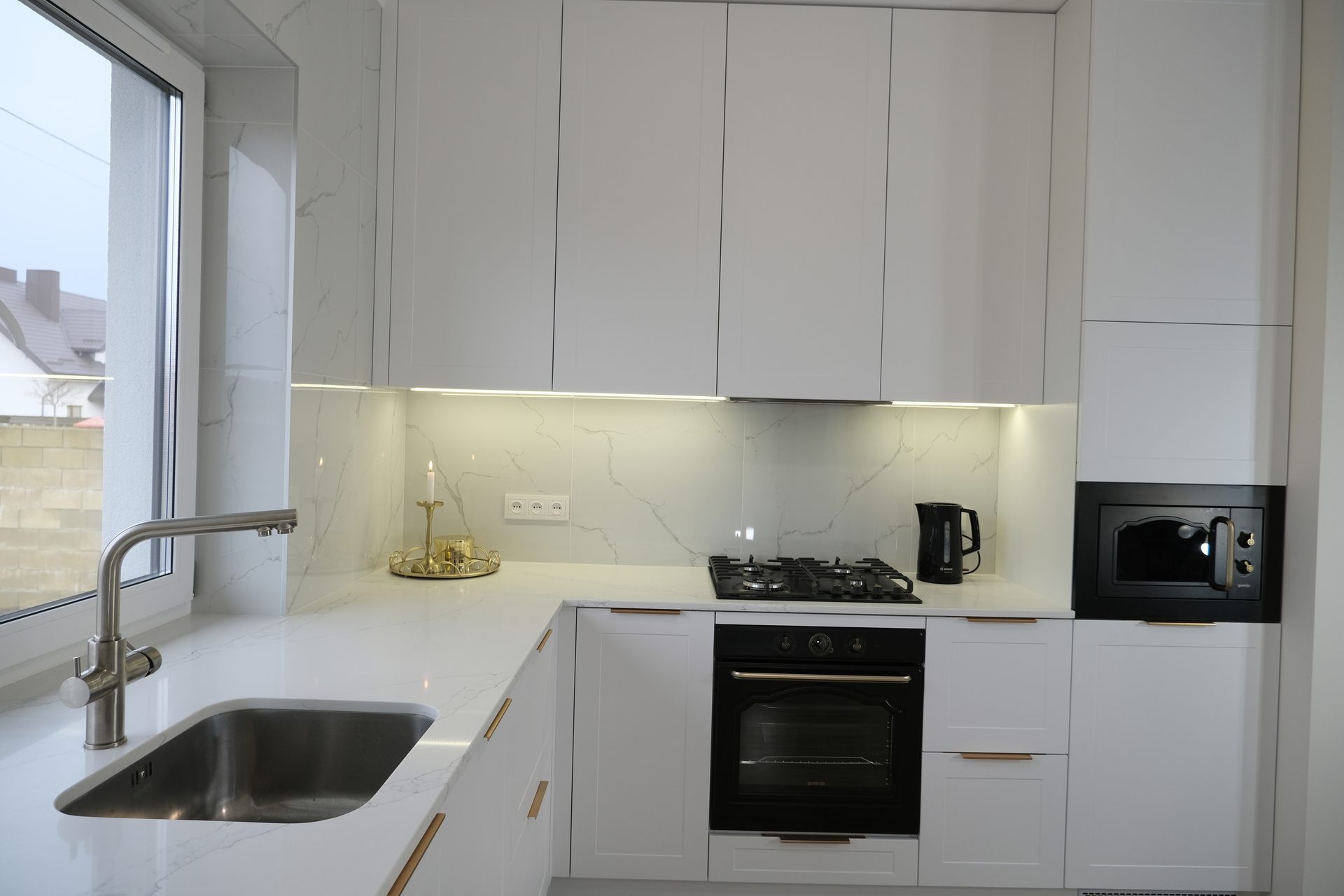 Kitchen sink, Interior design, Countertop, Cabinetry, Property, Tap, Lighting