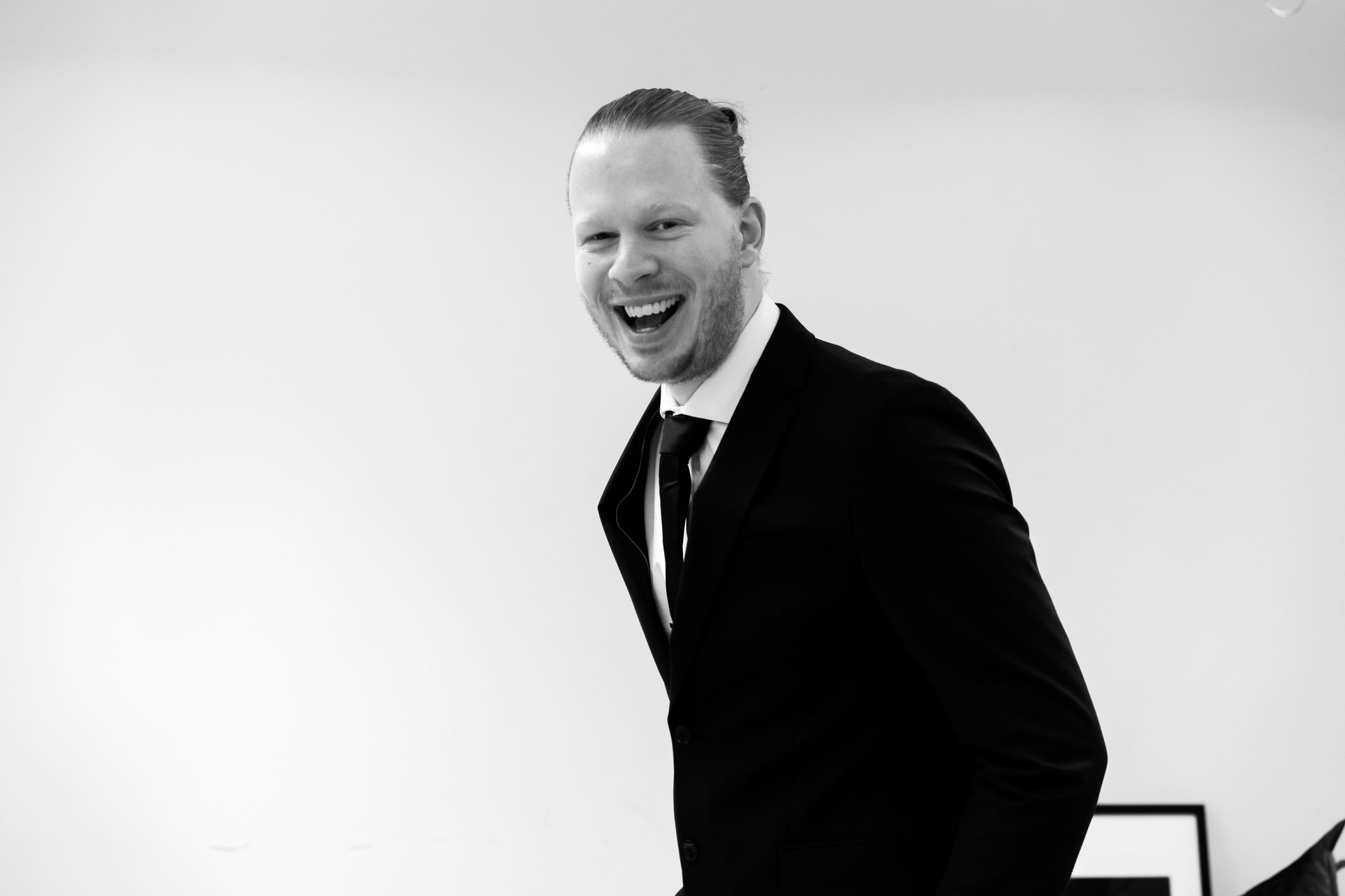 Flash photography, Dress shirt, Smile, Coat, Sleeve, Tie, Gesture, Collar, Happy, Suit
