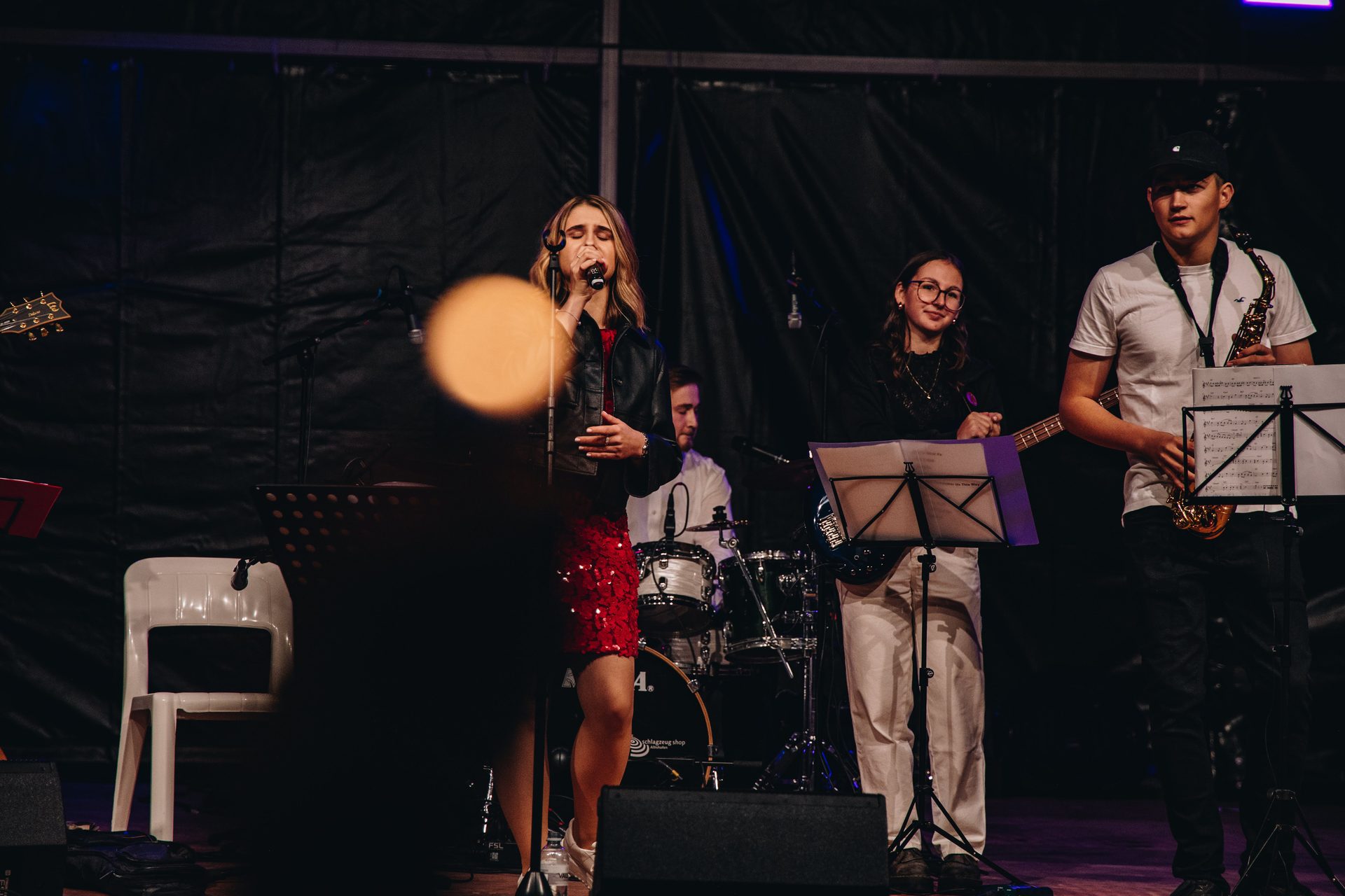 Audio equipment, Performing Arts, Musical ensemble, Entertainment, Performance, Stage, Music, Microphone, Dress, Musician
