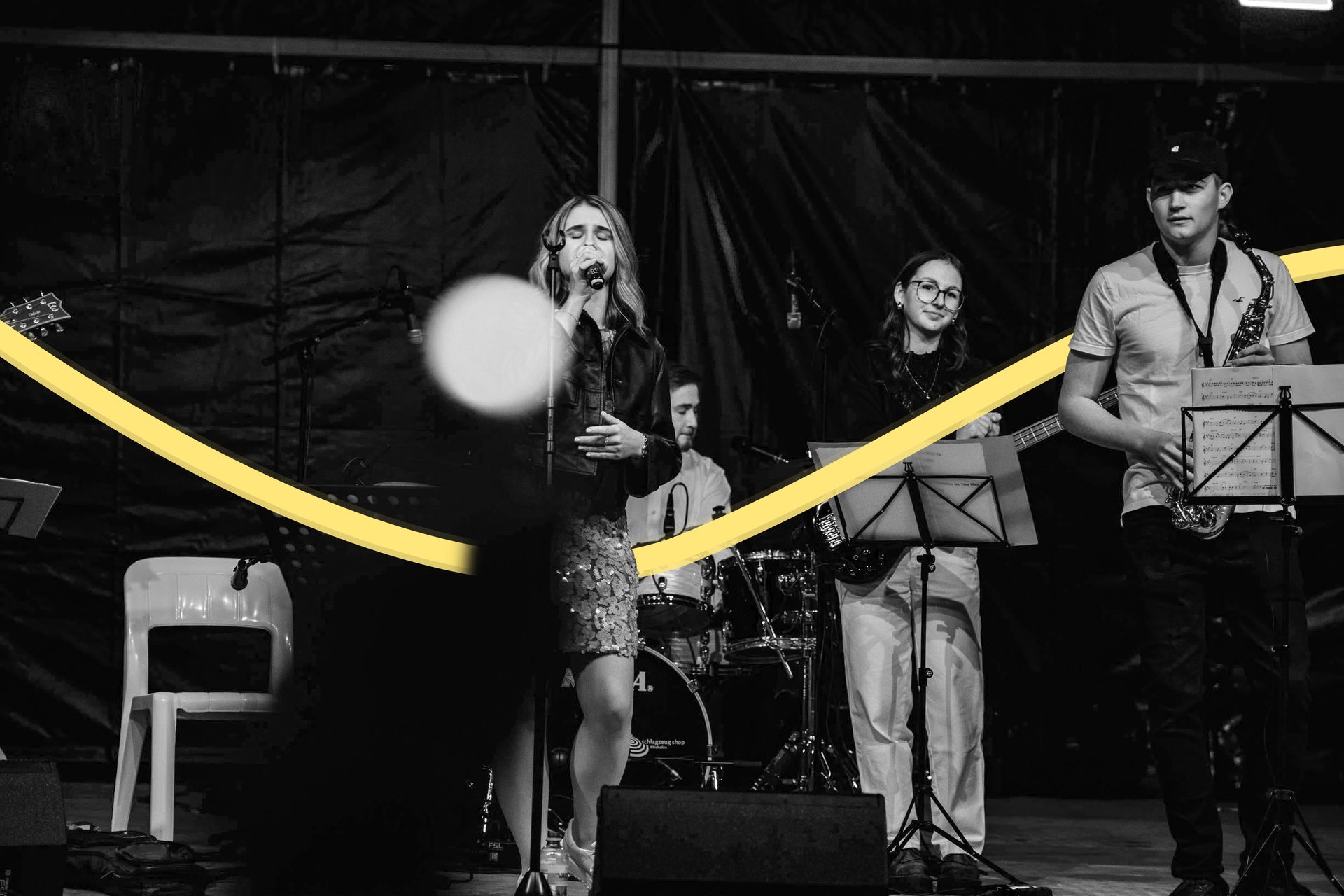 Performing Arts, Musical ensemble, Audio equipment, Entertainment, Performance, Event, Stage, Musician, Dress, Microphone