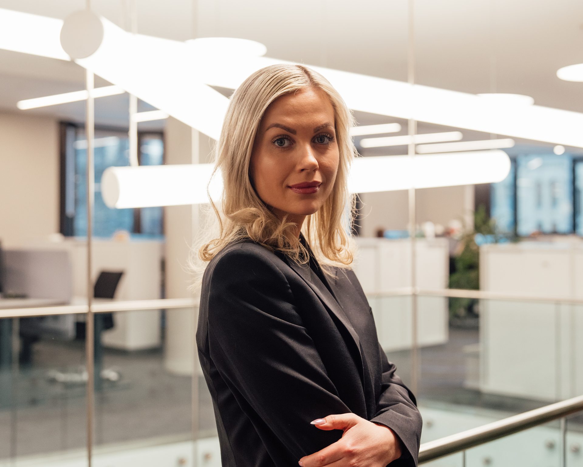 Facial expression, Interior design, Formal wear, White-collar worker, Layered hair, Shoulder, Blond, Blazer, Coat