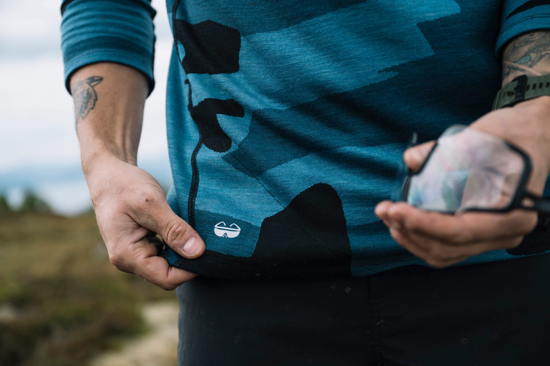 Hand, Sleeve, Finger, Gesture, Waist, Thumb, Nail, Collar, Wrist