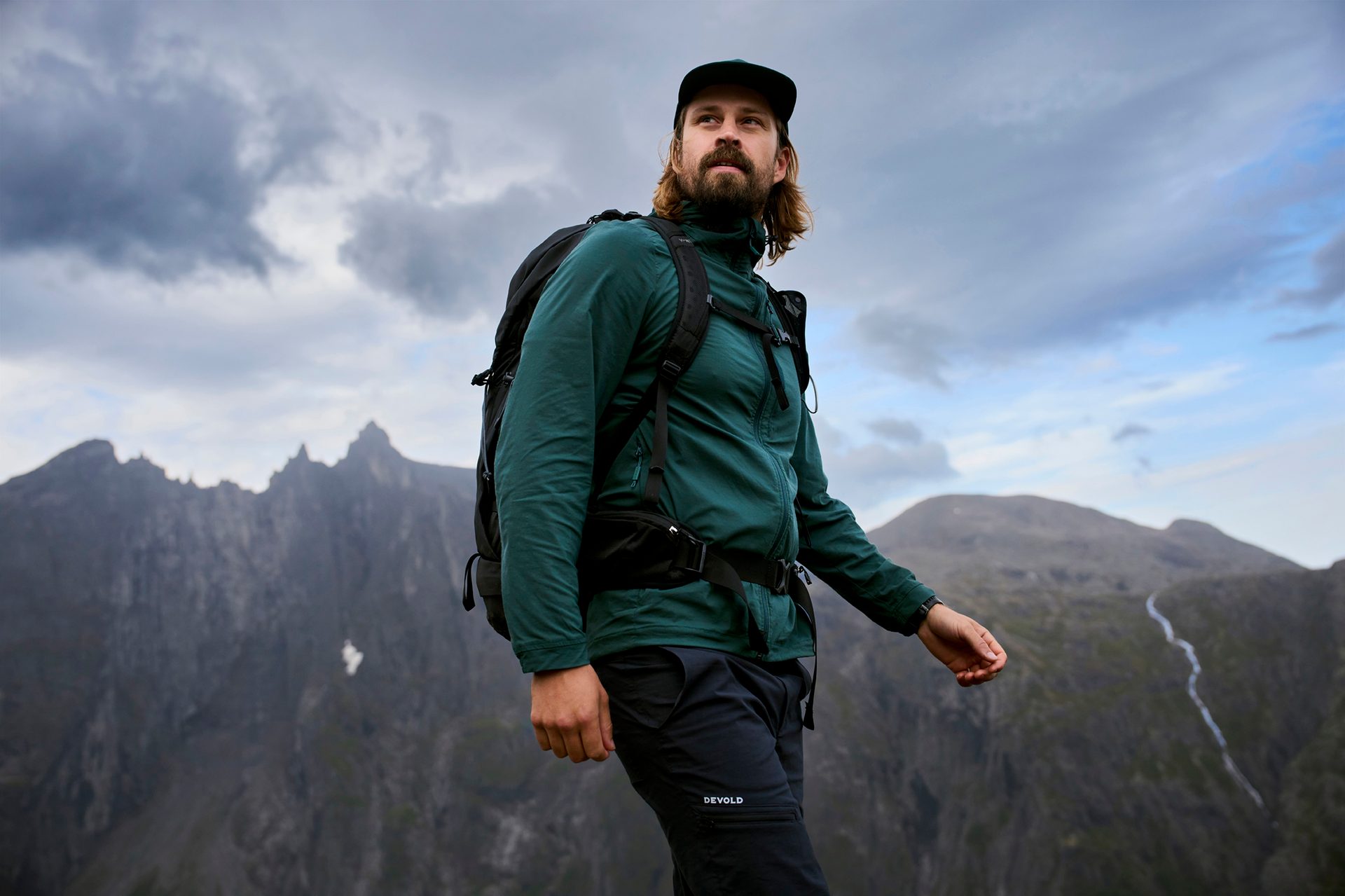 Flash photography, Mountainous landforms, Sky, Cloud, Mountain, Beard, Travel, Terrain