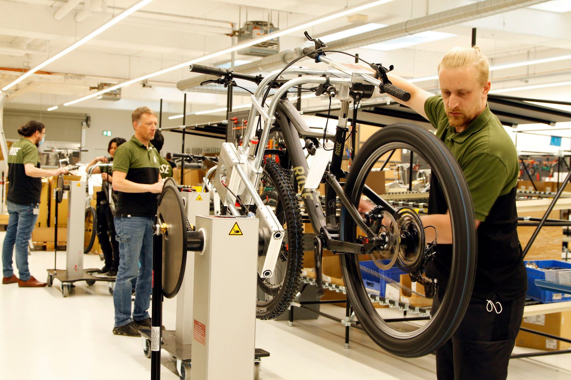 Bicycle wheel, Automotive tire, Motor vehicle, Trousers, Crankset