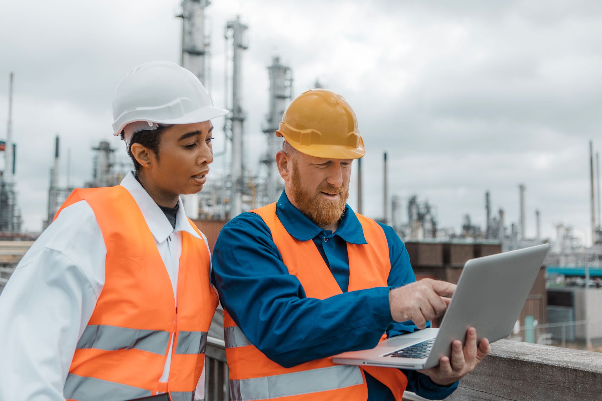 Hard hat, Personal computer, High-visibility clothing, Sky, Workwear, Laptop, Cloud, Engineer, Helmet