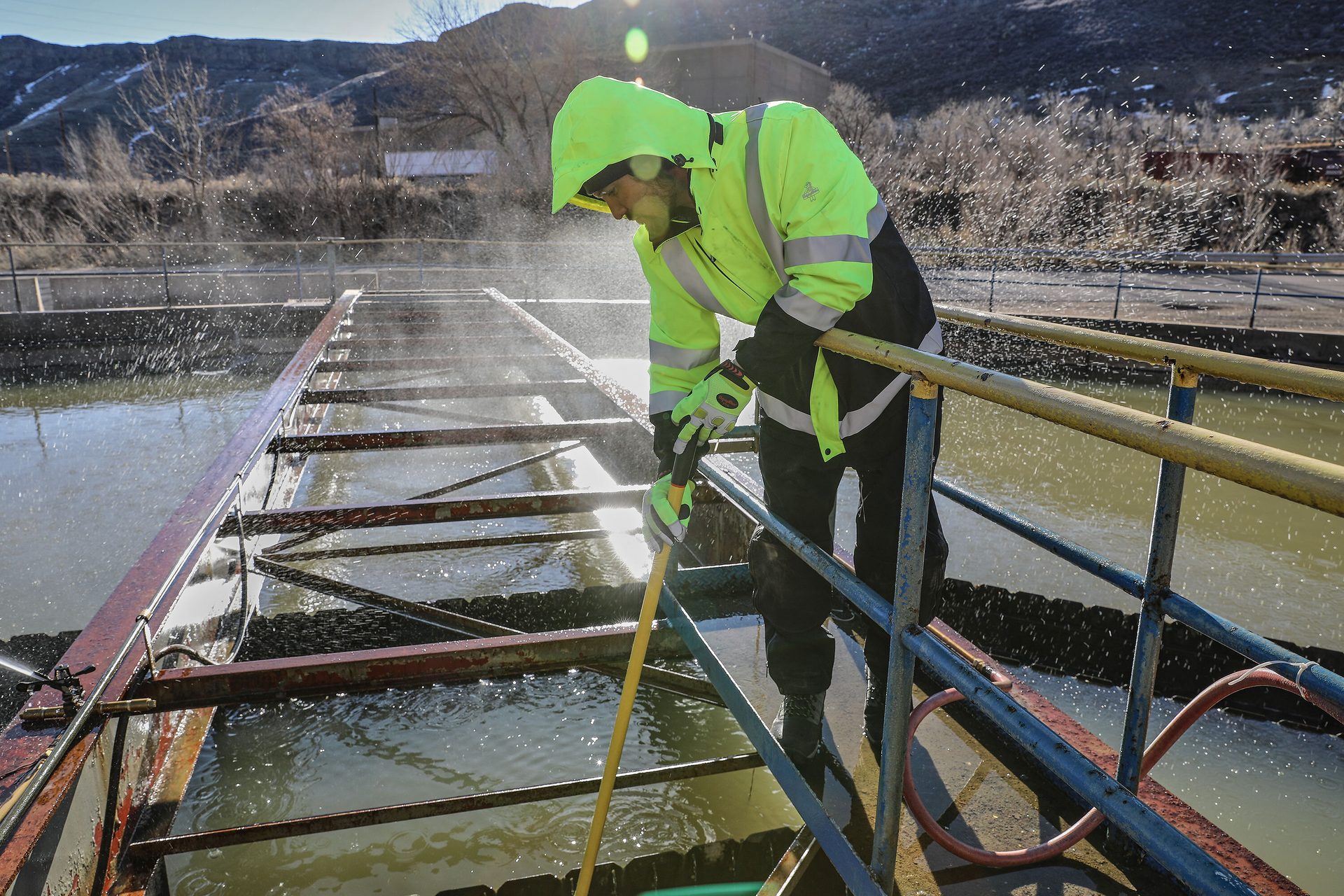 Personal protective equipment, High-visibility clothing, Blue-collar worker, Hard hat, Water, Workwear, Helmet