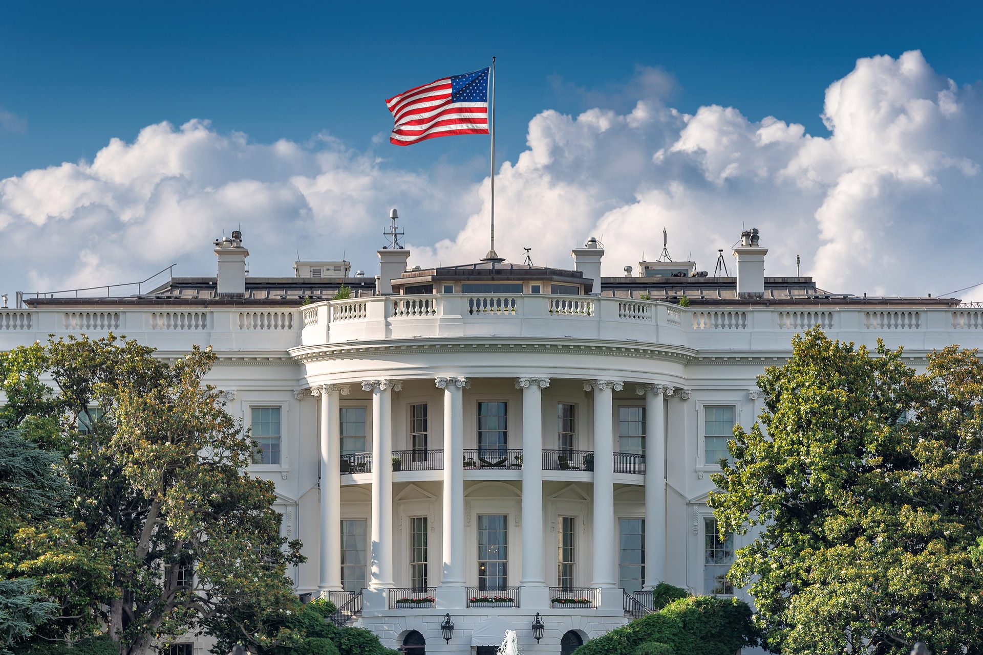 Flag of the United States, Official residence, Classical architecture, Landmark, Column, Government, Palace