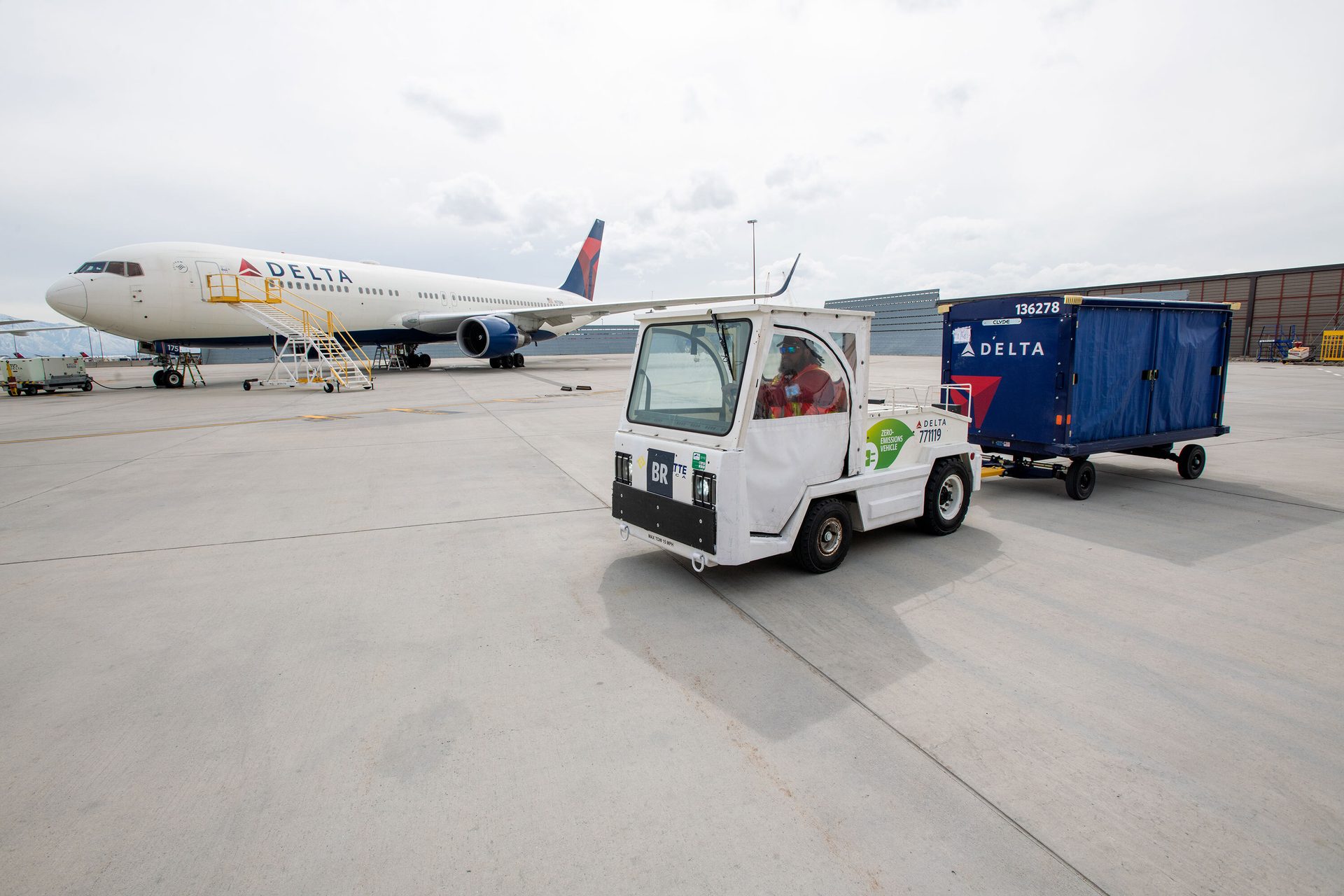 Light commercial vehicle, Aerospace manufacturer, Sky, Wheel, Tire, Cloud, Aircraft, Airplane
