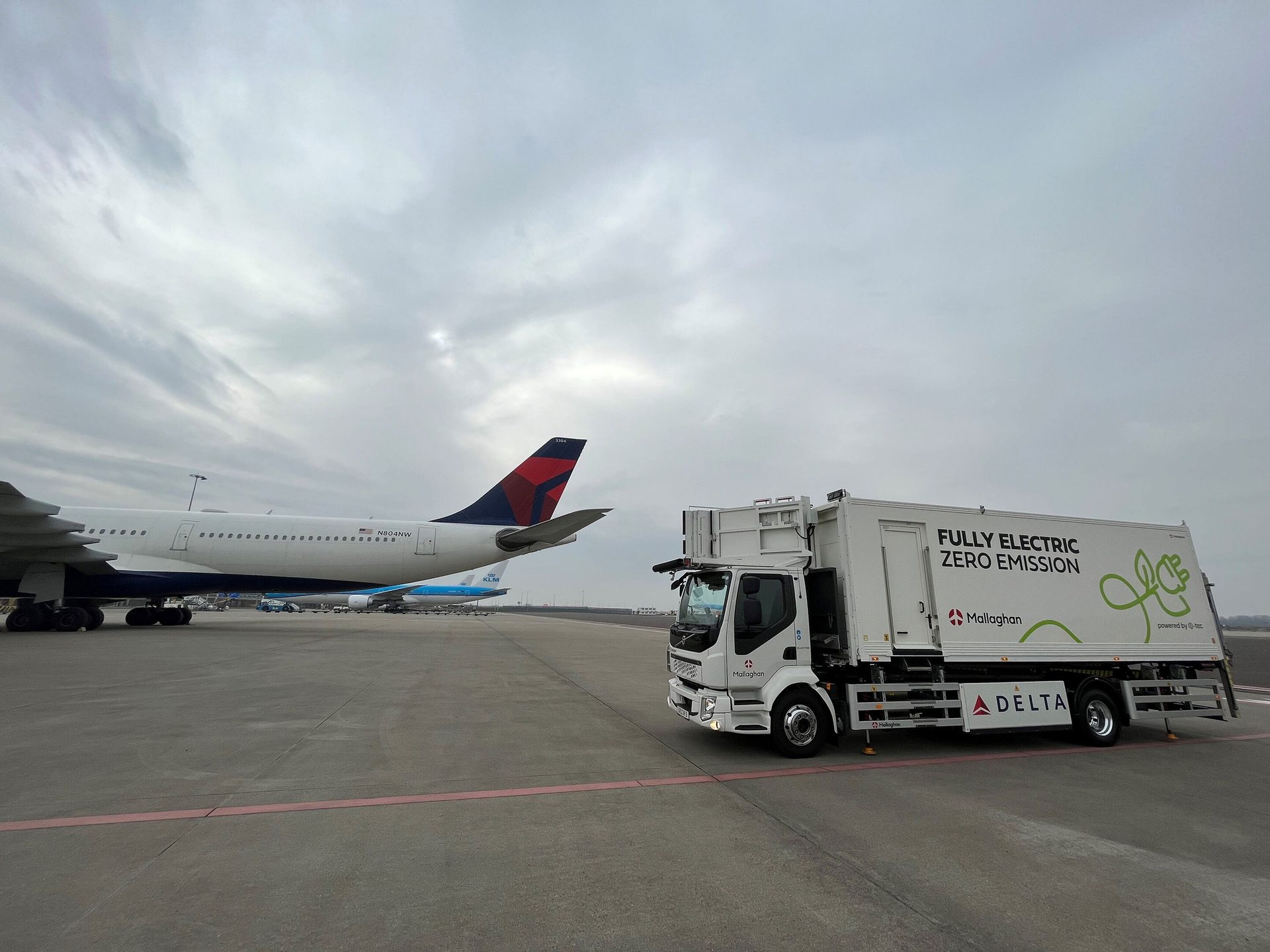 Mode of transport, Aerospace manufacturer, Sky, Cloud, Wheel, Vehicle, Tire, Aircraft, Airplane, Truck